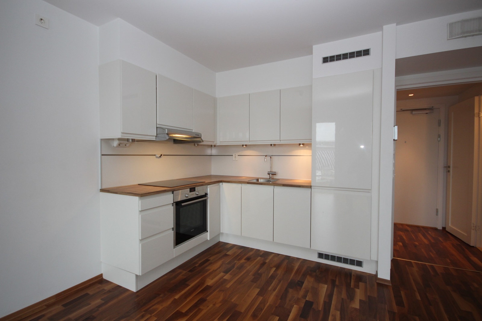 Pen kjøkkeninnredning med integrerte hvitevarer. Galleribilde