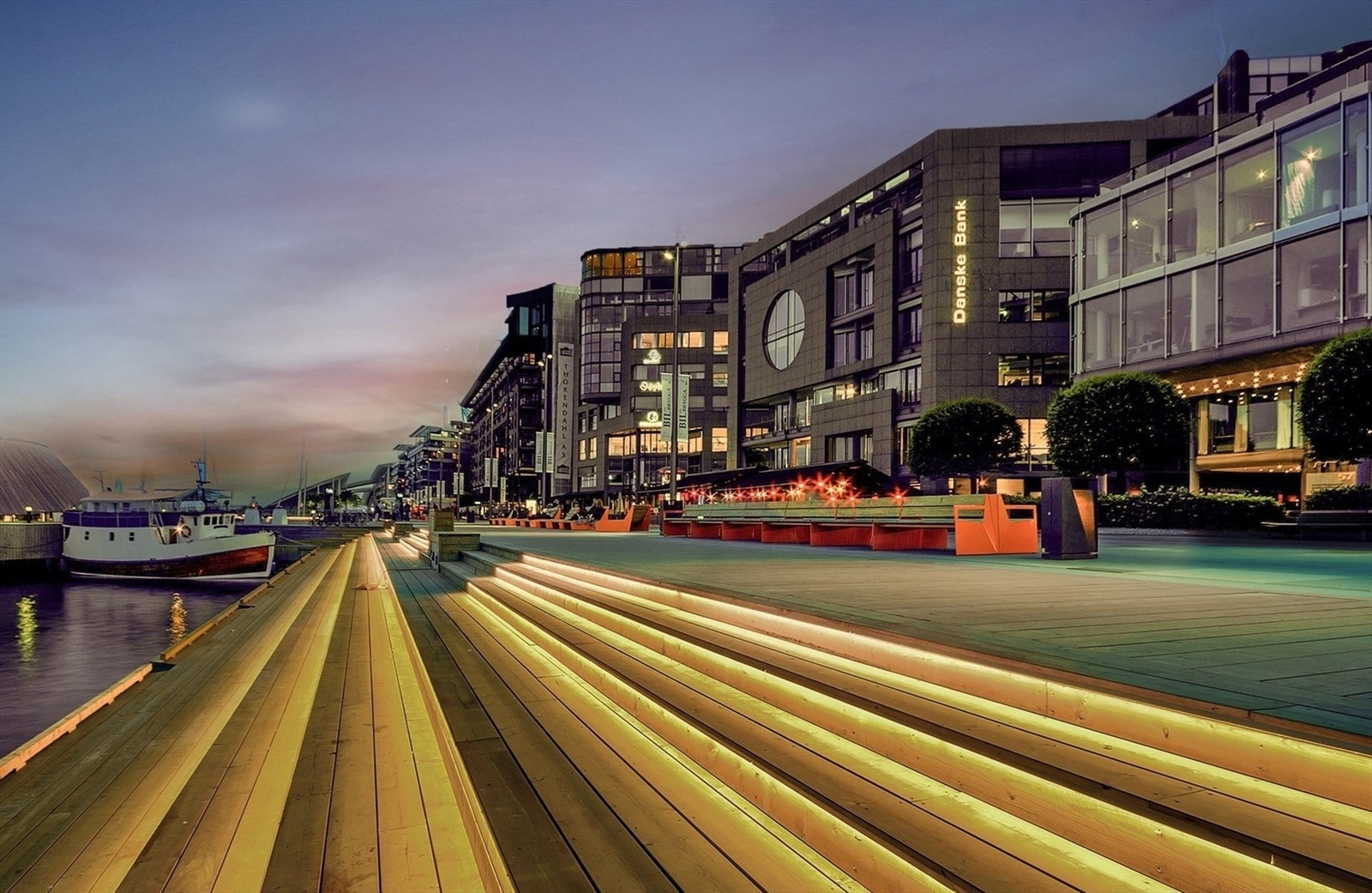 Aker brygge med shopping og hyggelige restauranter. Galleribilde