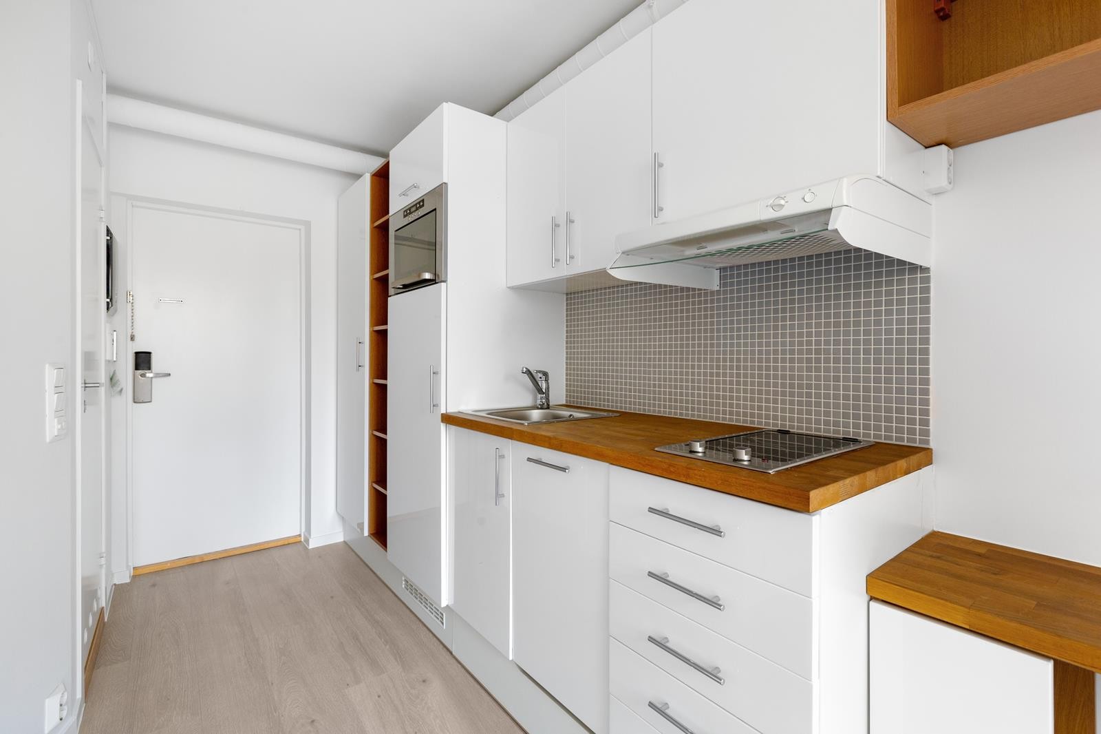 Kjøkken med Oppvaskmaskin, kjøleskap/frys, platetopper og mikrobølgeovn med grillfunksjon. Galleribilde