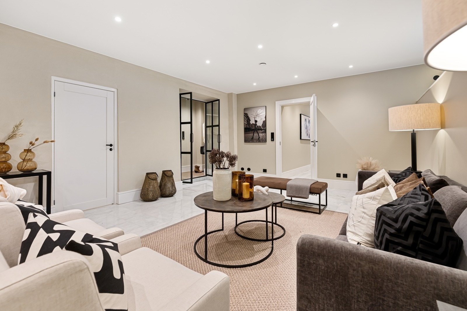 Fra stuen er det direkte adkomst til hovedsoverommet, gang samt teknisk rom. Galleribilde