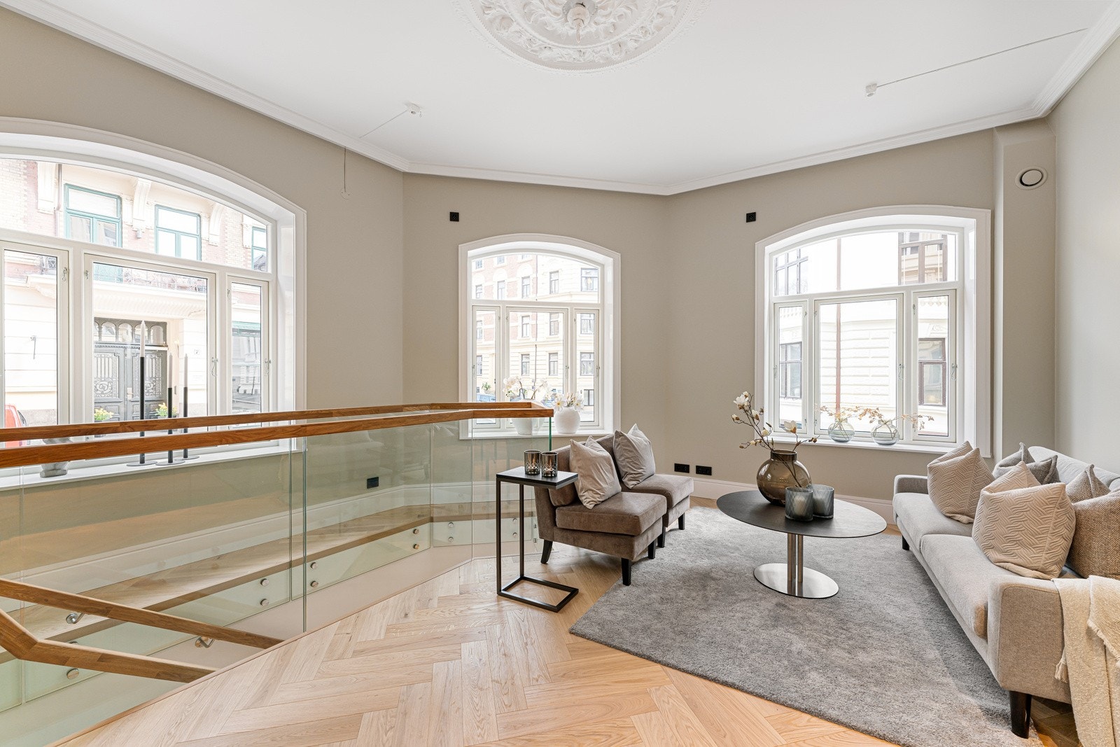 Store nye vinduer mot to sider. Galleribilde