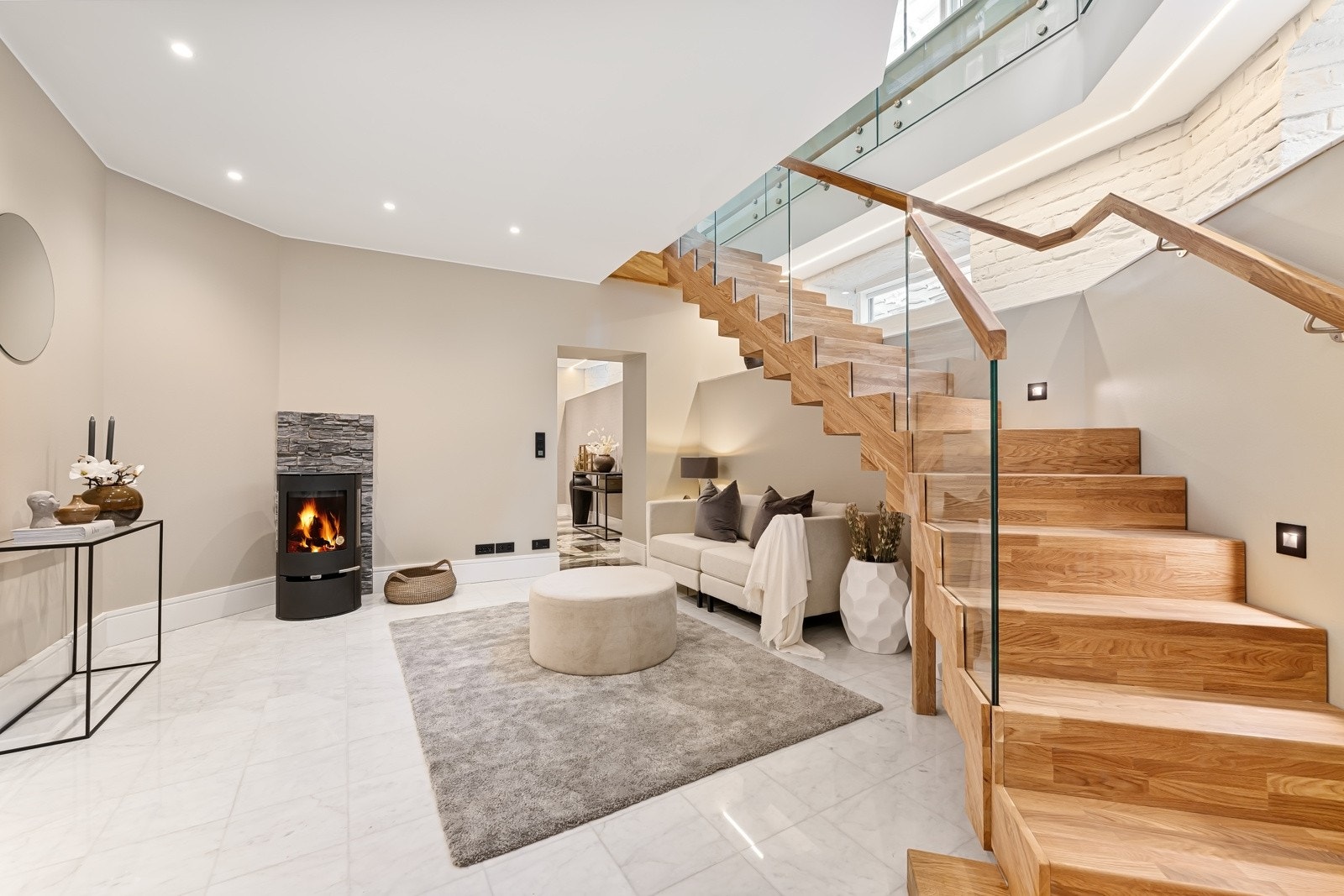 Moderne peisovn for gjennomgående god varme og elegant designtrapp. Galleribilde