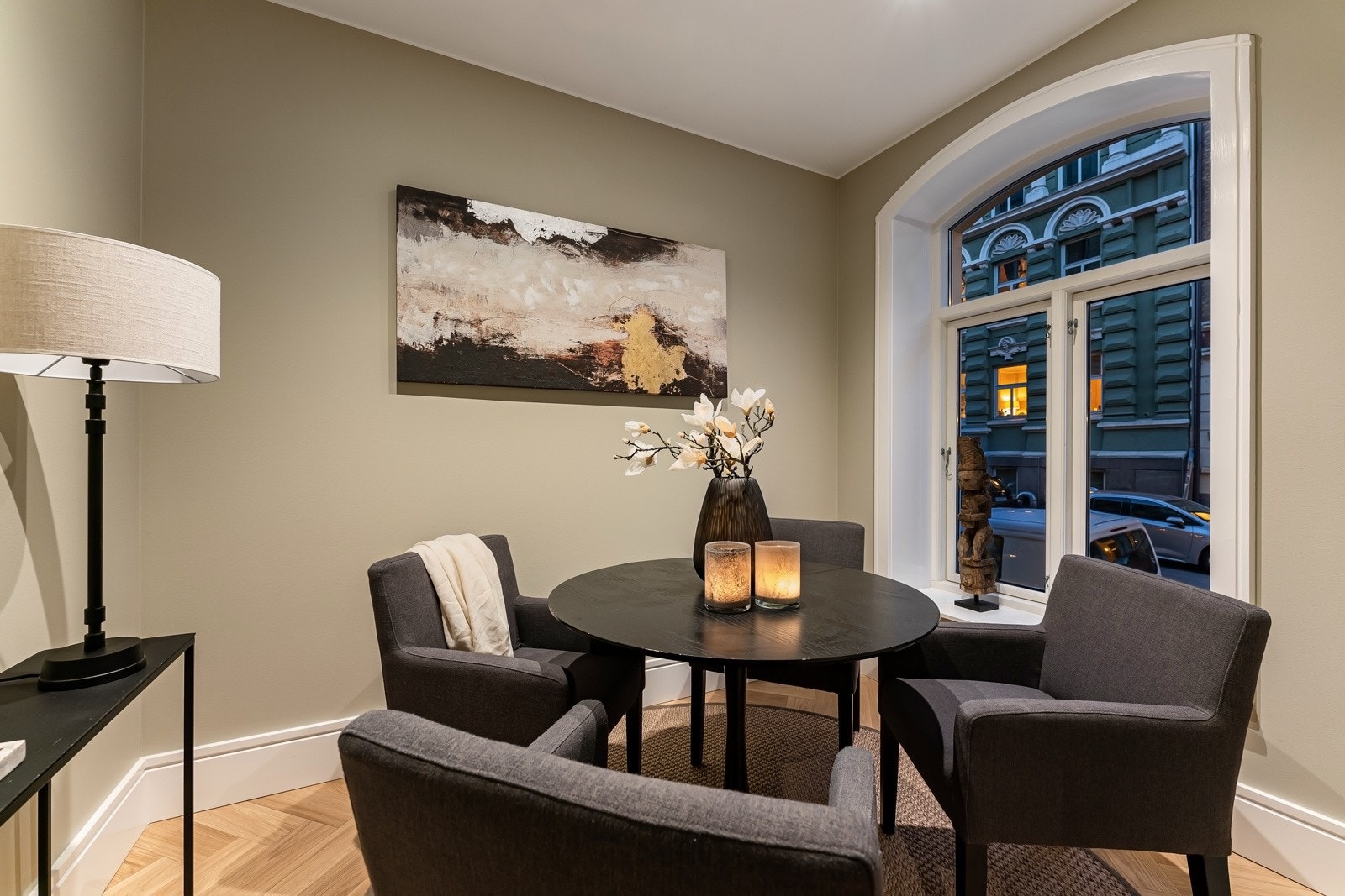 Lounge/spisestue med hendig plassering ved siden av spisekjøkkenet. Galleribilde