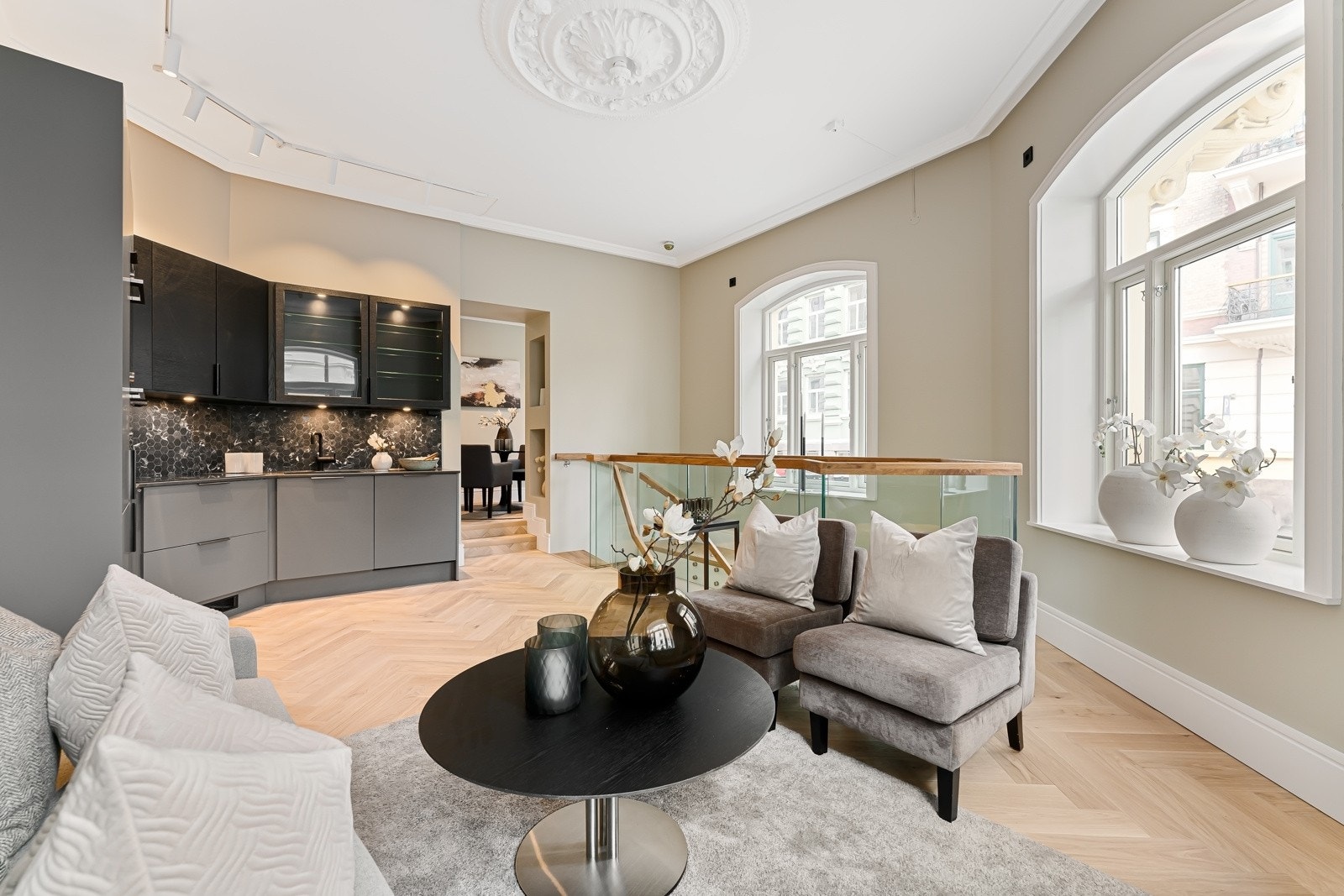 Takhøyden i begge etasjer er på godt over 3 meter. Galleribilde