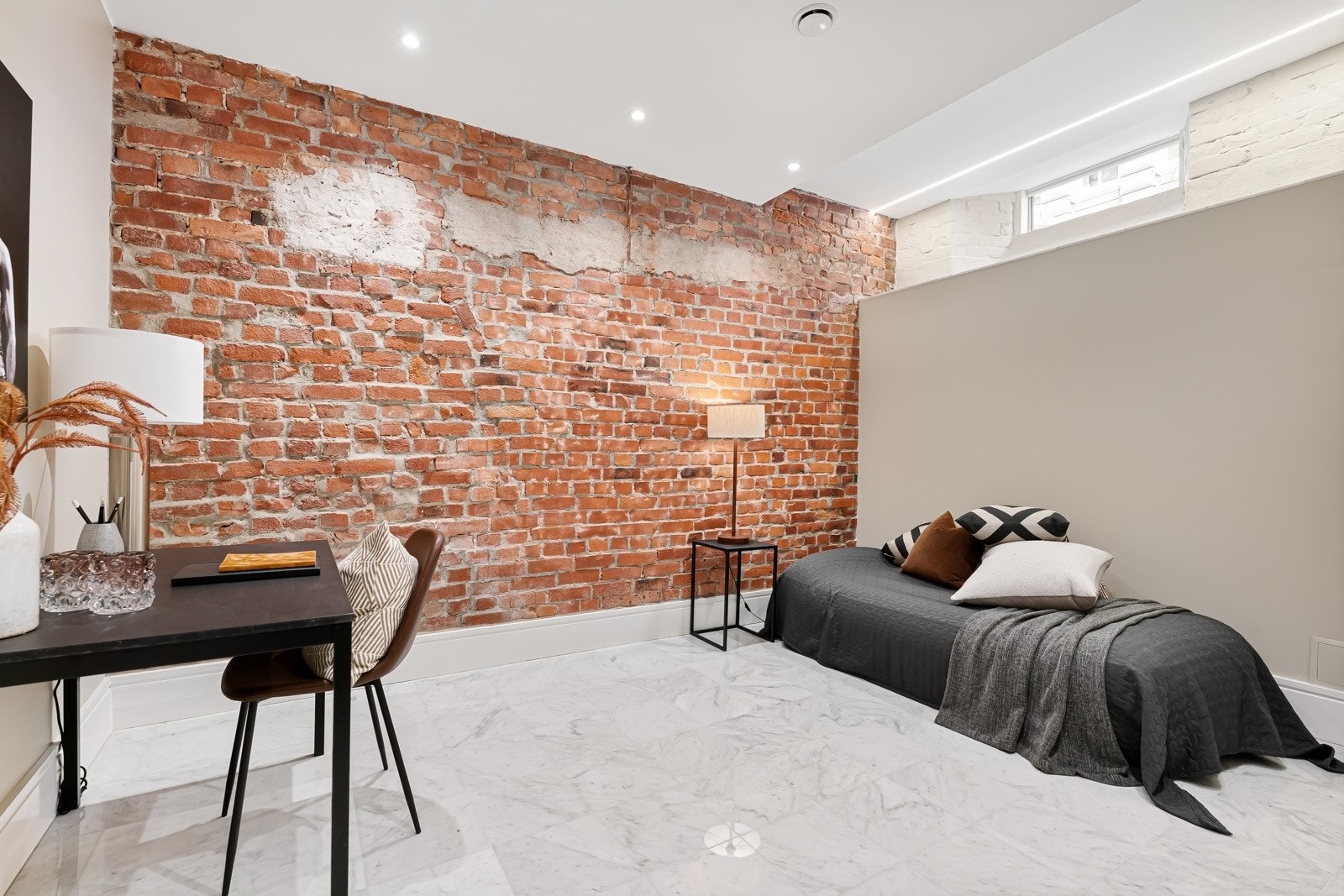 Soverom nr. 2 er av svært god størrelse og har god plass til stor dobbeltseng med tilhørende møblement. Galleribilde