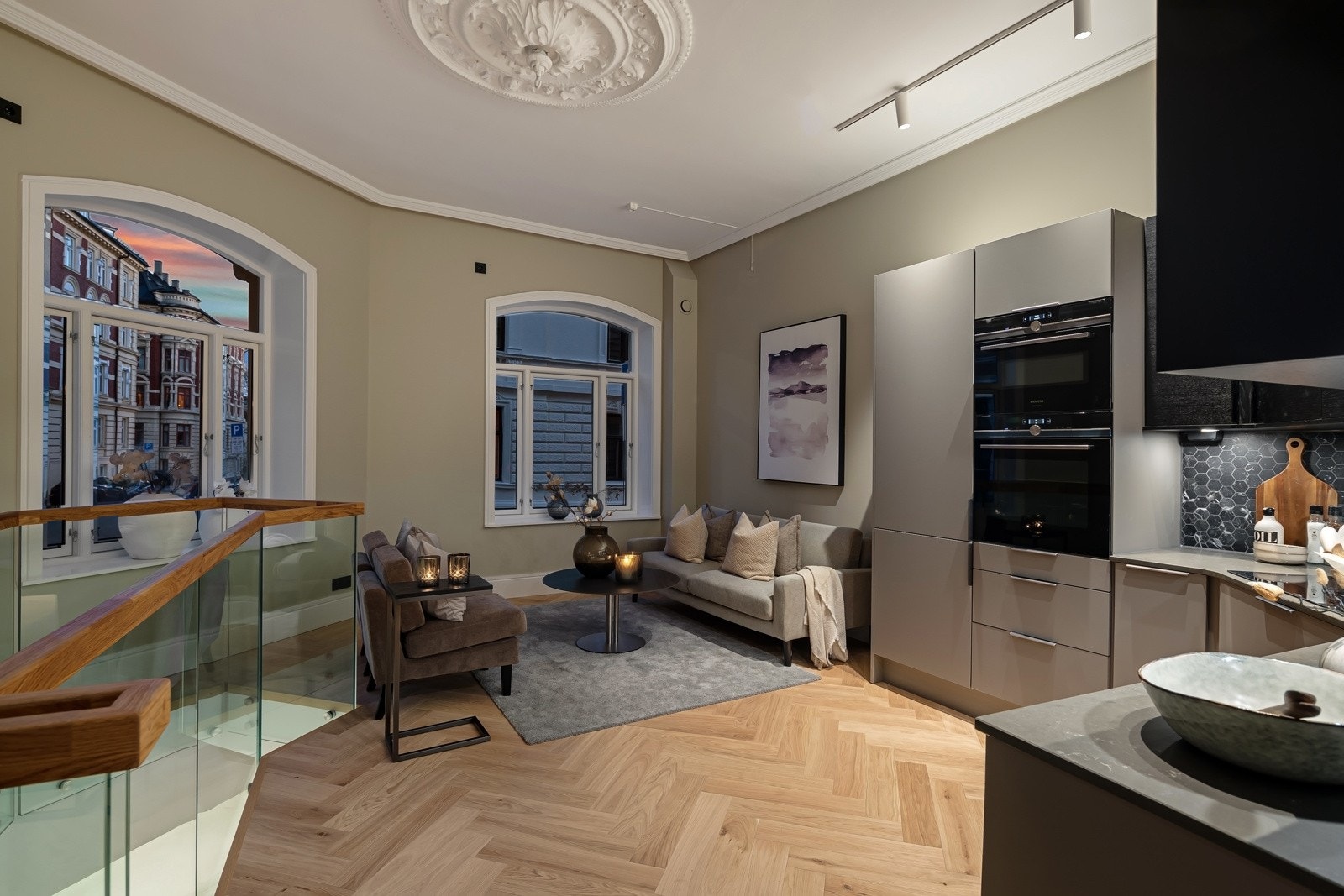 Hele leiligheten ble ombygget i 2023, strekker seg over to plan og byr på en eksklusiv og svært påkostet standard. Galleribilde