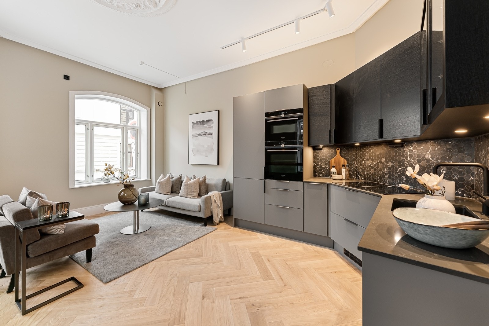 Luftig spisekjøkken fra HTH med takhøyde på over 3 meter, fiskebensparkett i eik og vannbåren varme. Galleribilde