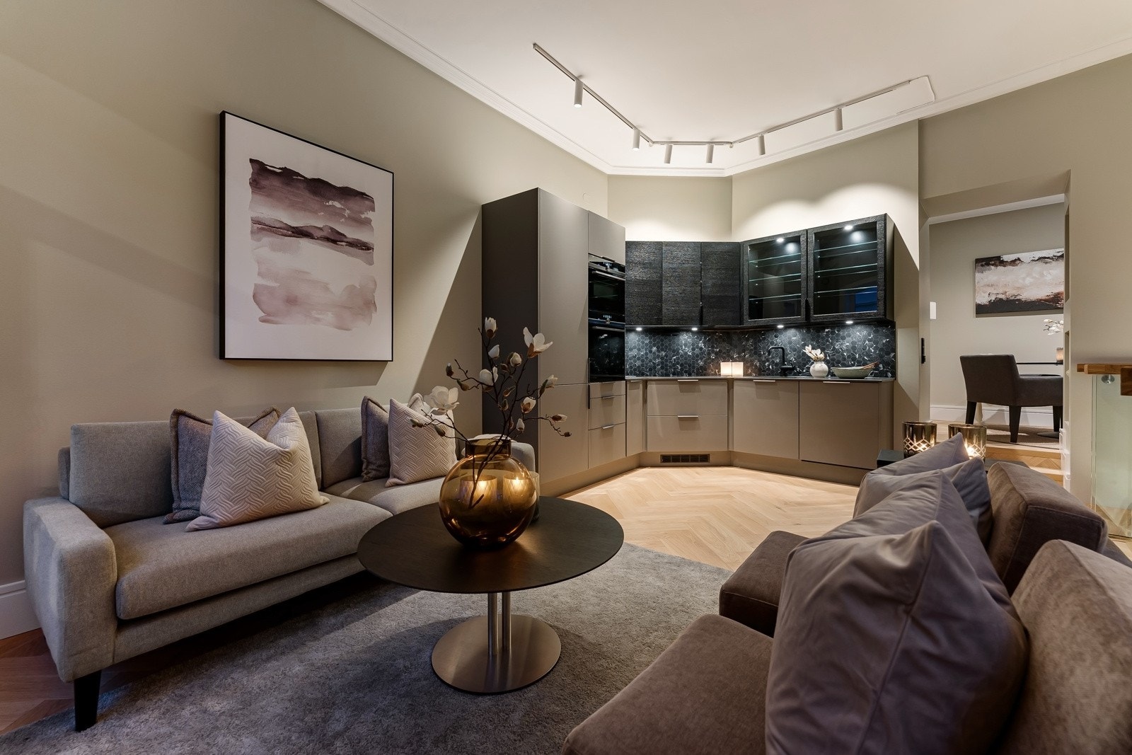 Luftig spisekjøkken fra HTH med takhøyde på over 3 meter, fiskebensparkett i eik og vannbåren varme. Galleribilde