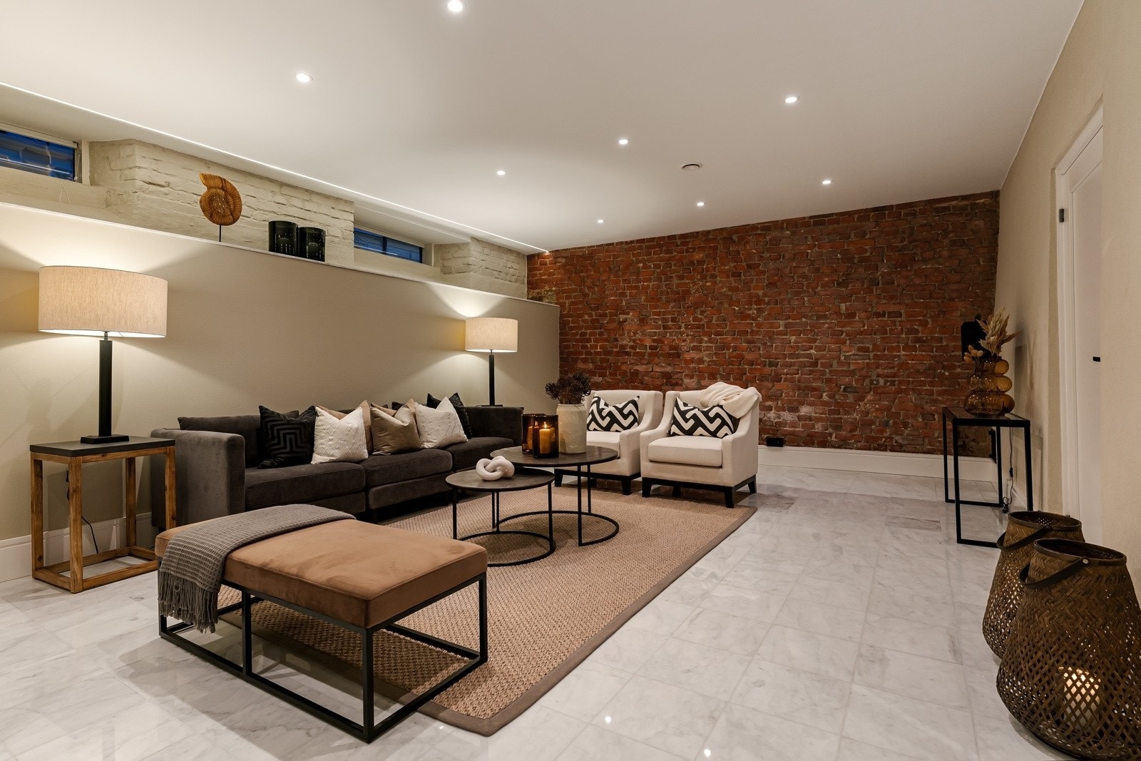 Vannbåren gulvvarme, balansert ventilasjon og svært god takhøyde. Galleribilde