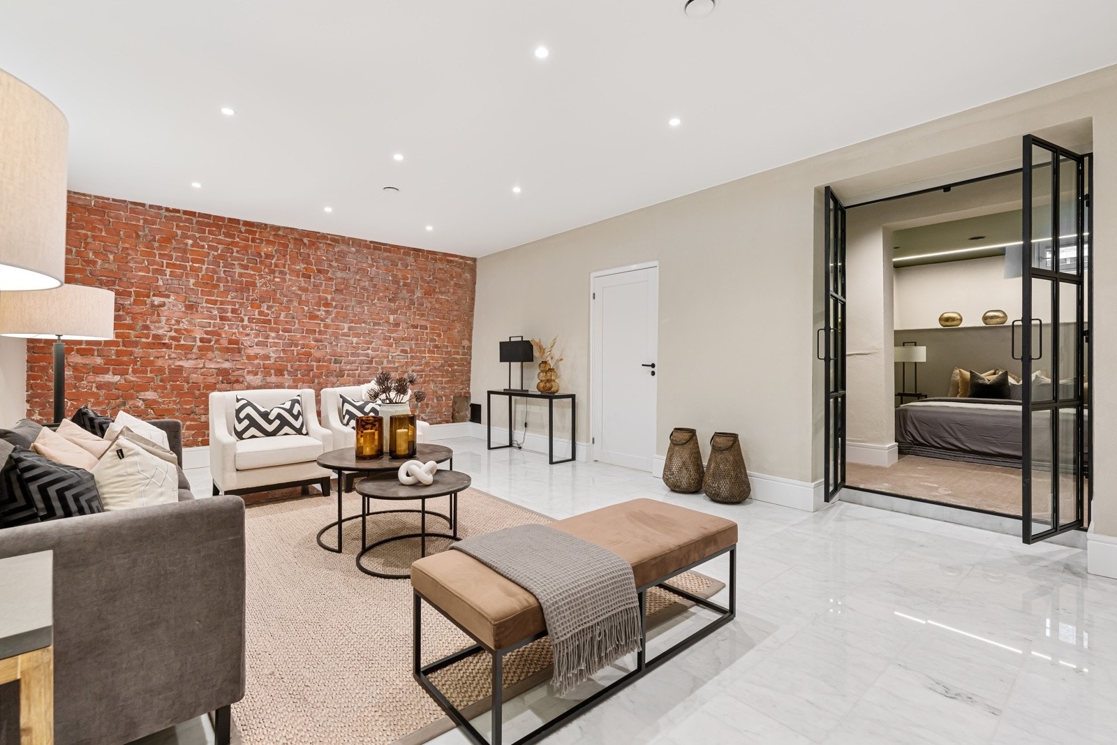 Fliser i marmor fra Carrara i fin kontrast mot synlig murvegg. Galleribilde