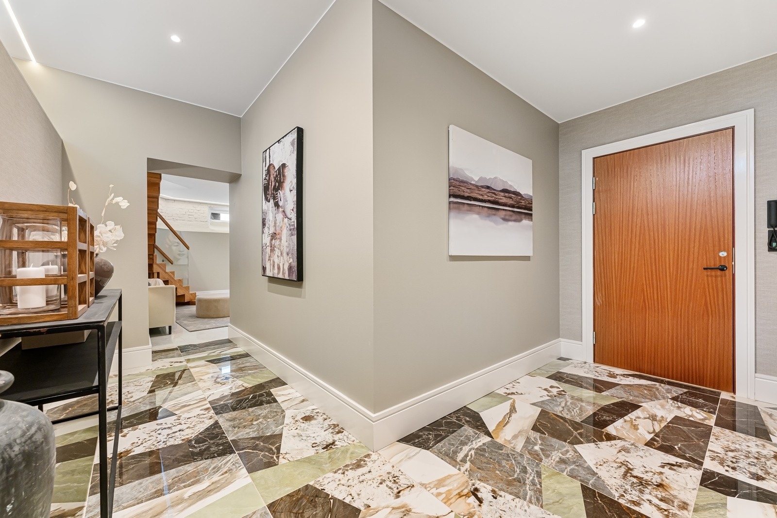 Innbydende entré/gang med dekorative fliser, vannbåren varme, downlights i himling og stilren tapet. Galleribilde