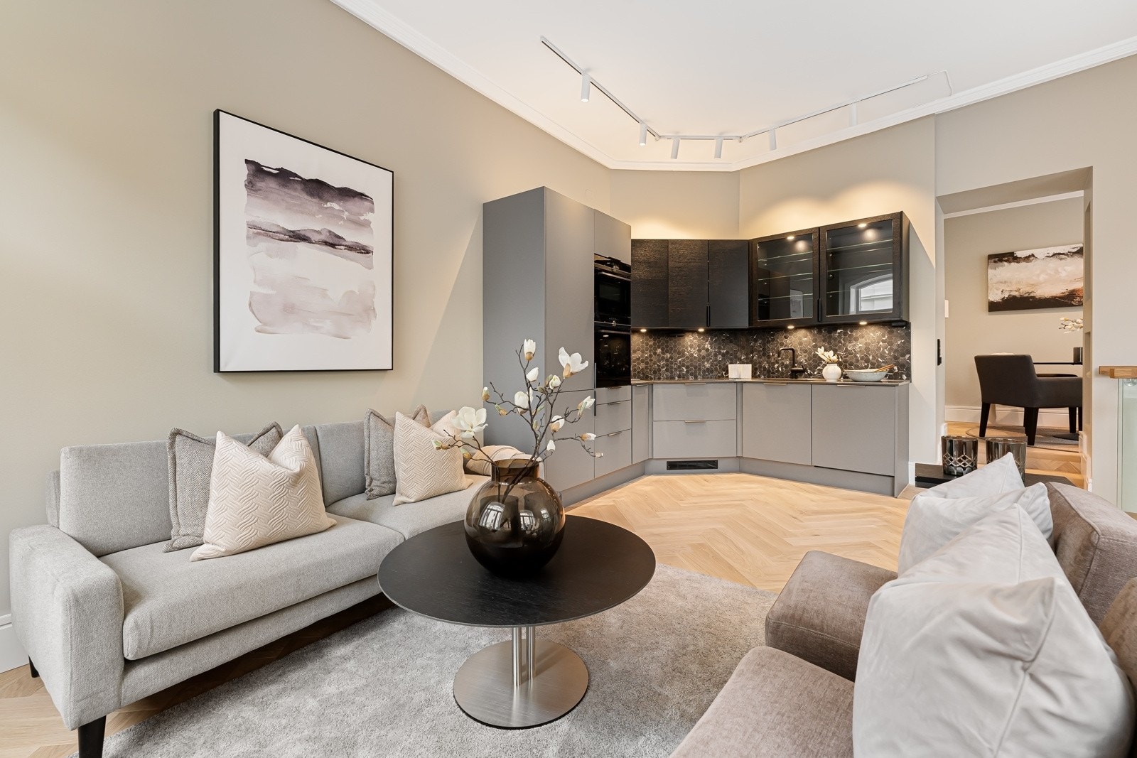 Hvitevarene fra anerkjente Siemens, bestående av induksjonstopp med benkeventilator, stekeovn, kombiovn/mikro, oppvaskmaskin og kjøl-/fryseskap. Galleribilde