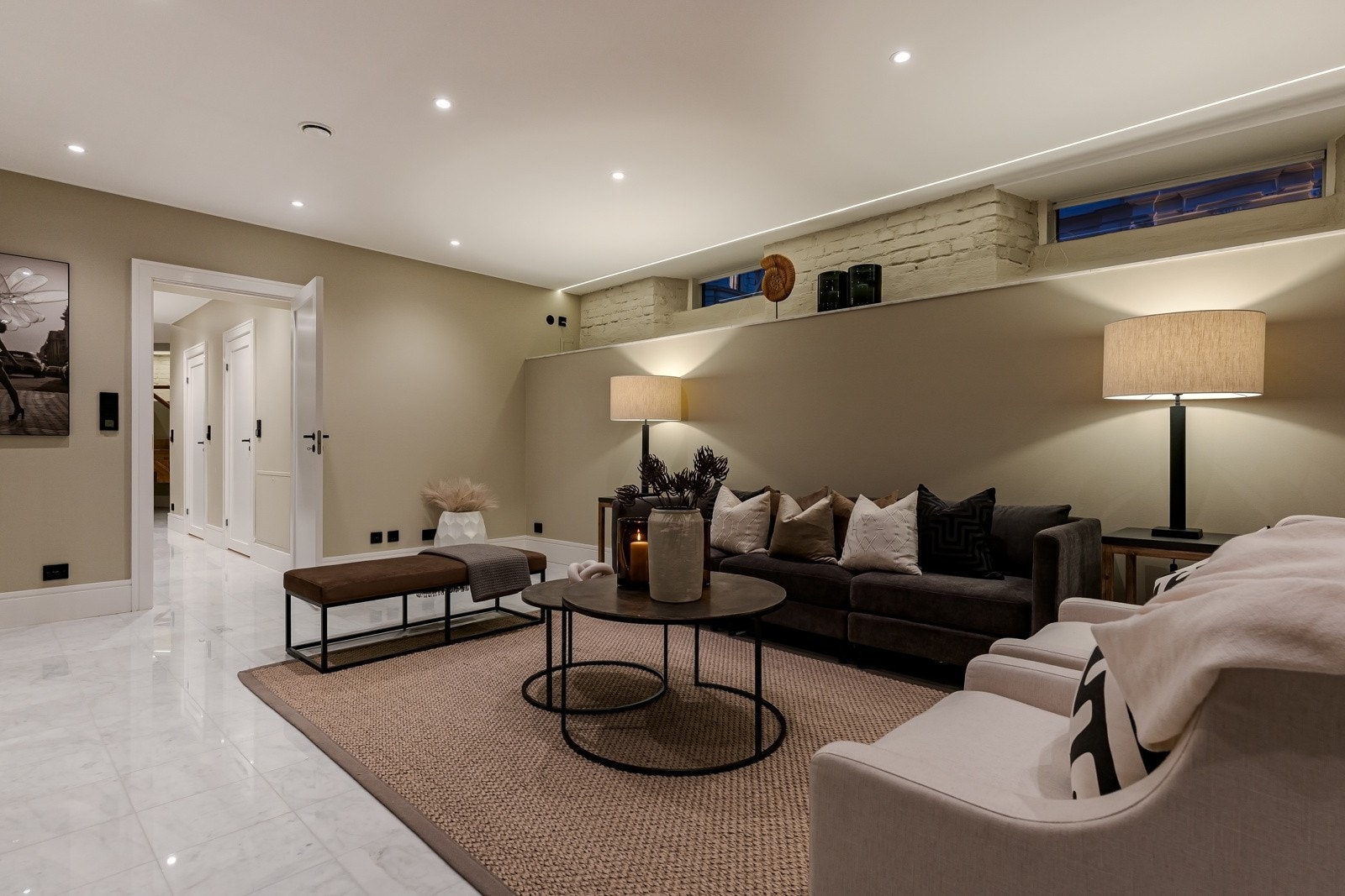 Leiligheten har to generøse stuer i underetasjen med god plass til møblering i flere soner. Galleribilde