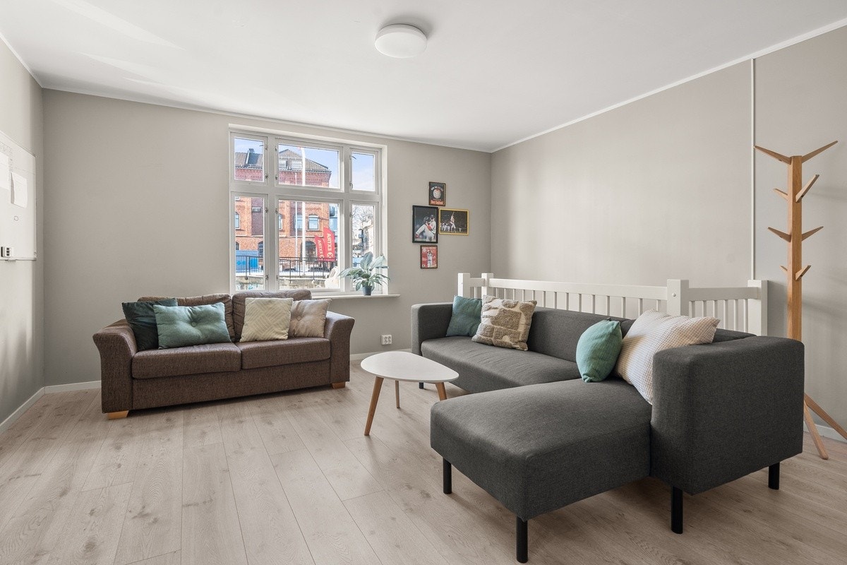 Stuen er romslig med 2 sofaer Galleribilde