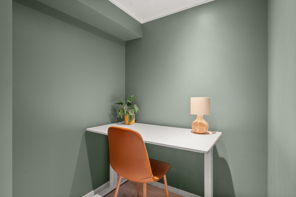 Det er et eget lite hjørne på rommet med plass til skrivebord og stol Galleribilde