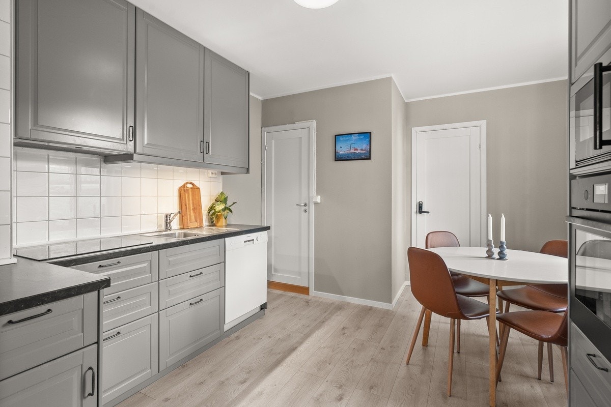 Stuen er det eget lite bad og soverom til høyre Galleribilde