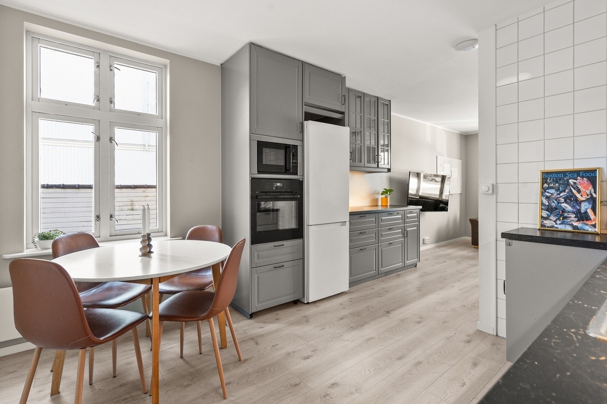 Kjøkkenet ligger i åpen løsning til stuen Galleribilde