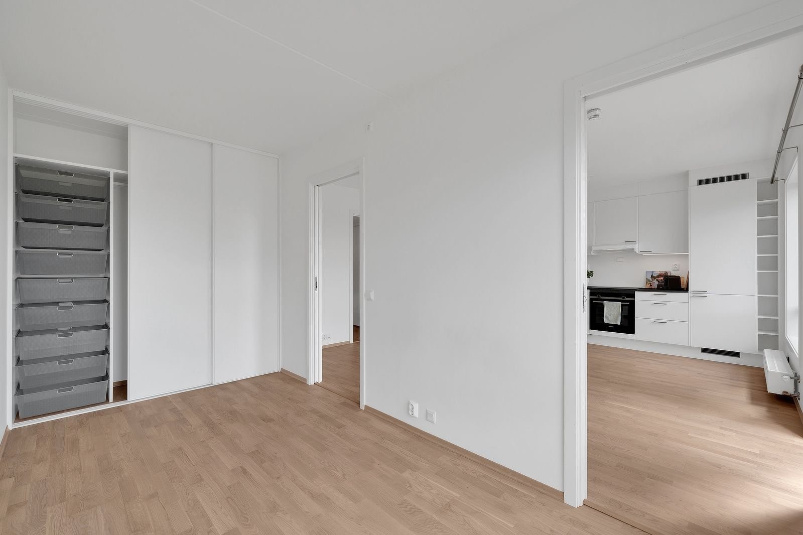 Soverom med romslig skyvedørsgarderobe Galleribilde