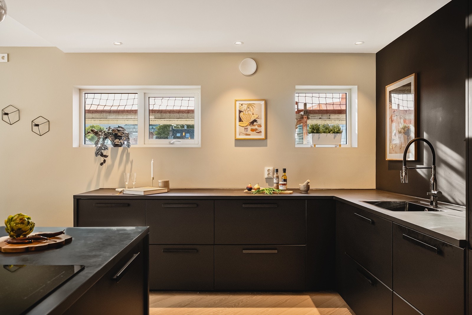 Igjennom vinduene på kjøkkenet har man flott utsikt opp mot Ulriken (synes ikke på bildene grunnet midlertidig stillas ifbm. oppussing av fasade, fjernes i okt/nov) Galleribilde