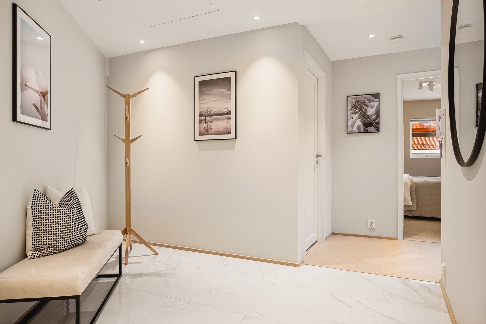 Meget romslig entré med flislagt gulv. Her har man god plass til oppbevaringsløsninger. Galleribilde