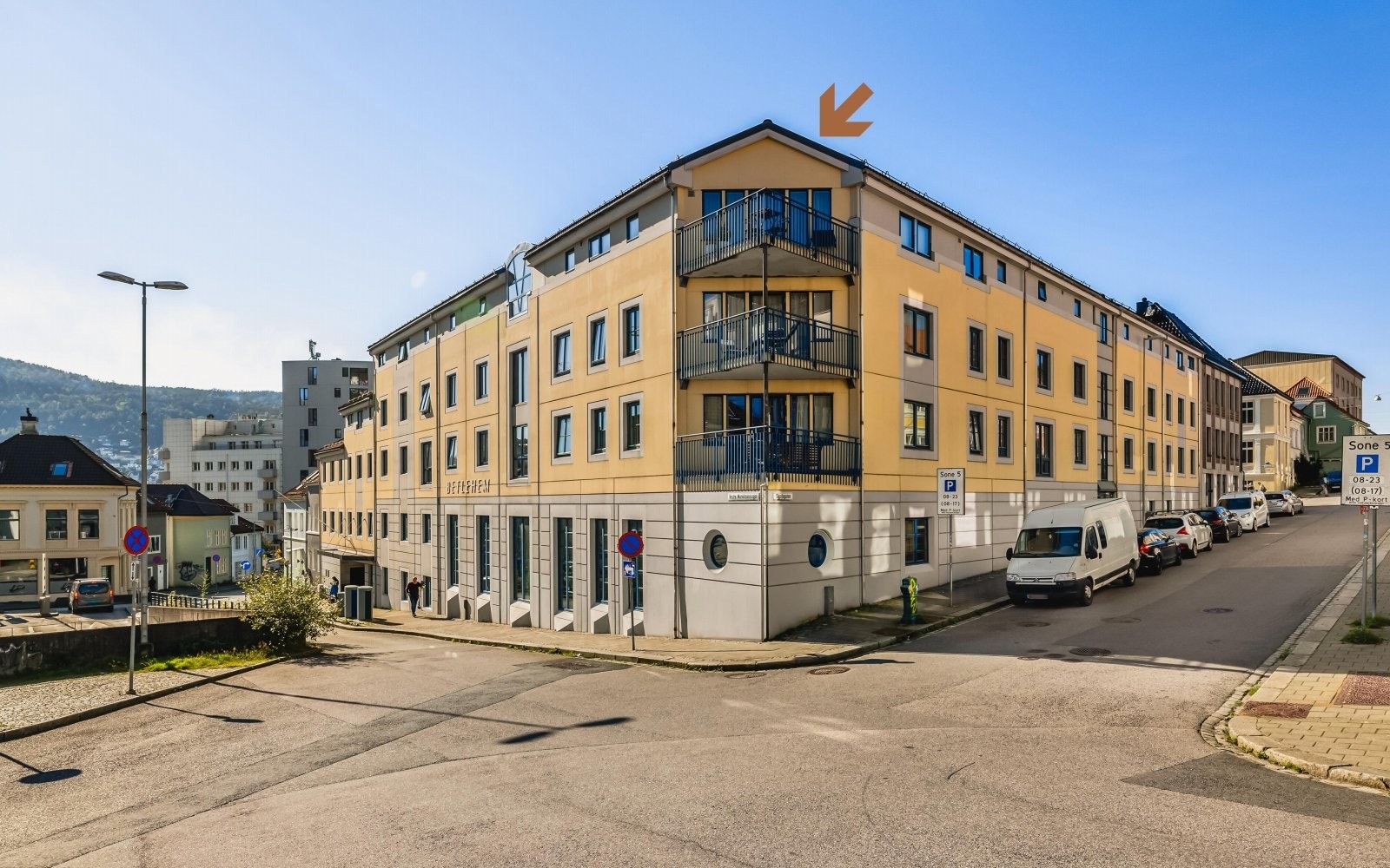 Leiligheten har en meget god intern beliggenhet, helt øverst på hjørnet av bygget med adkomst via heis. Galleribilde