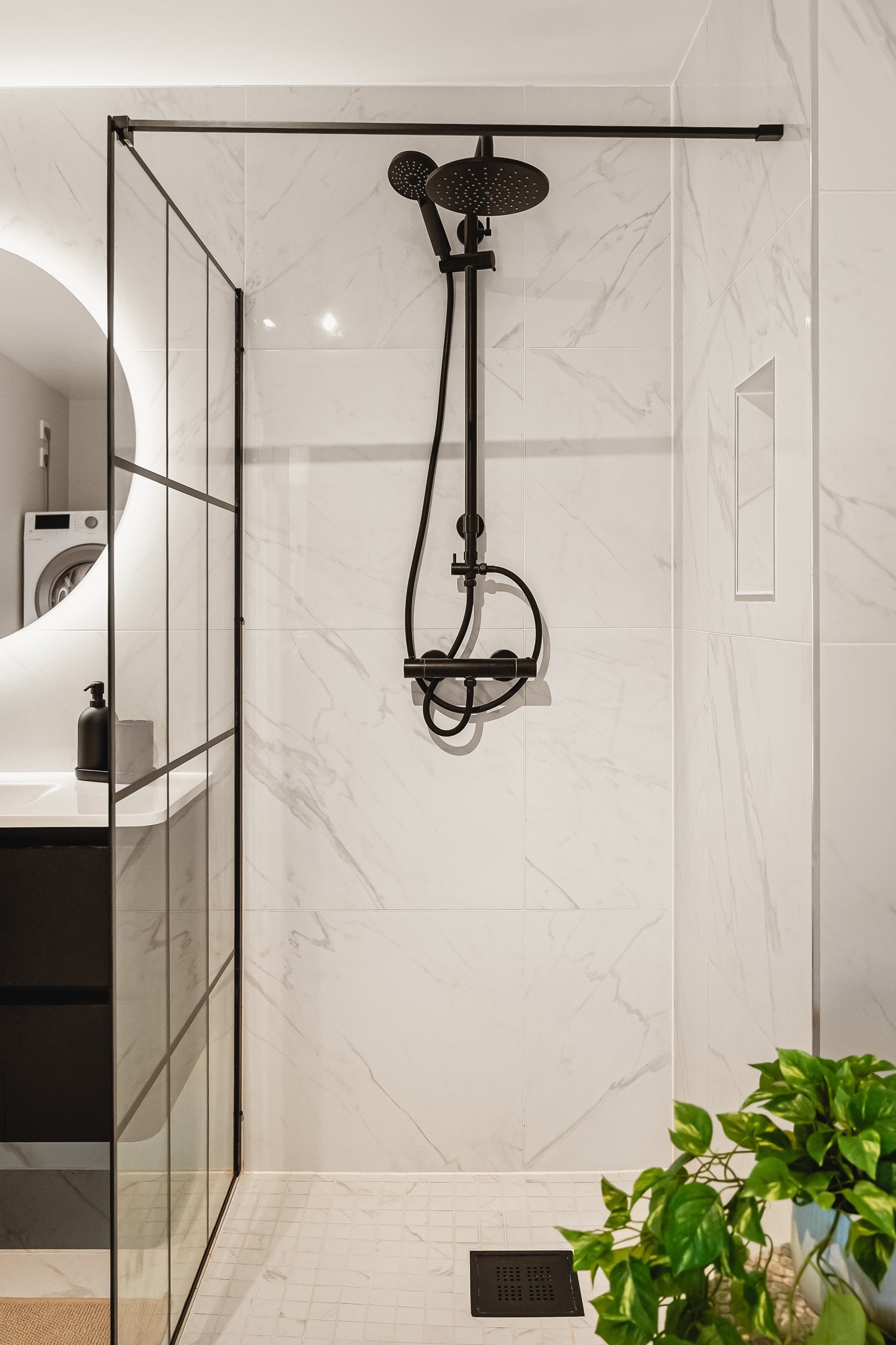 Badet har lekre fliser med marmormønster og tidsriktig innredning. Galleribilde