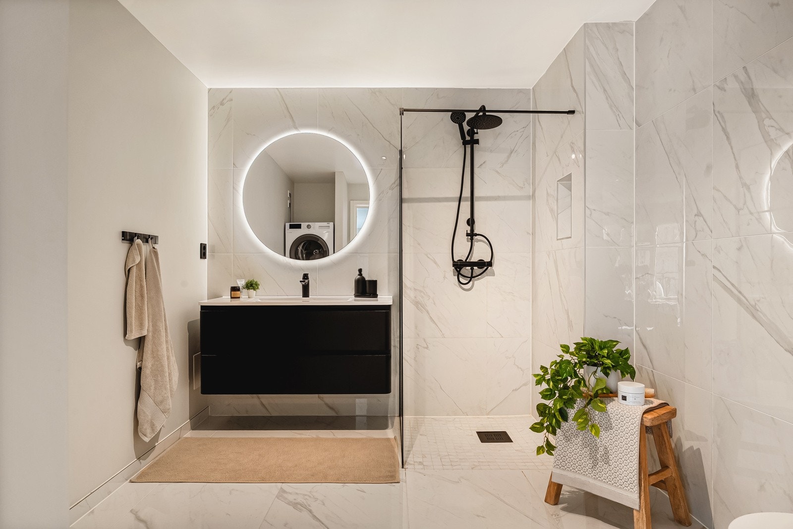 Nydelig, romslig bad fra 2020 oppusset av fagfolk. Galleribilde