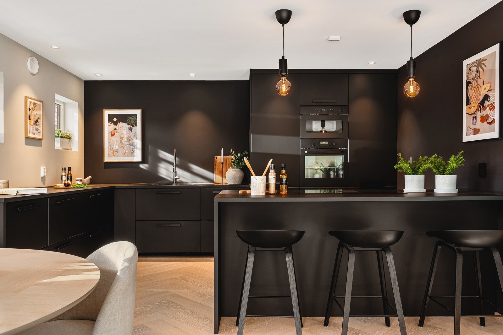 Lekkert kjøkken fra Ikea med kjøkkenøy og bar-løsning. Galleribilde