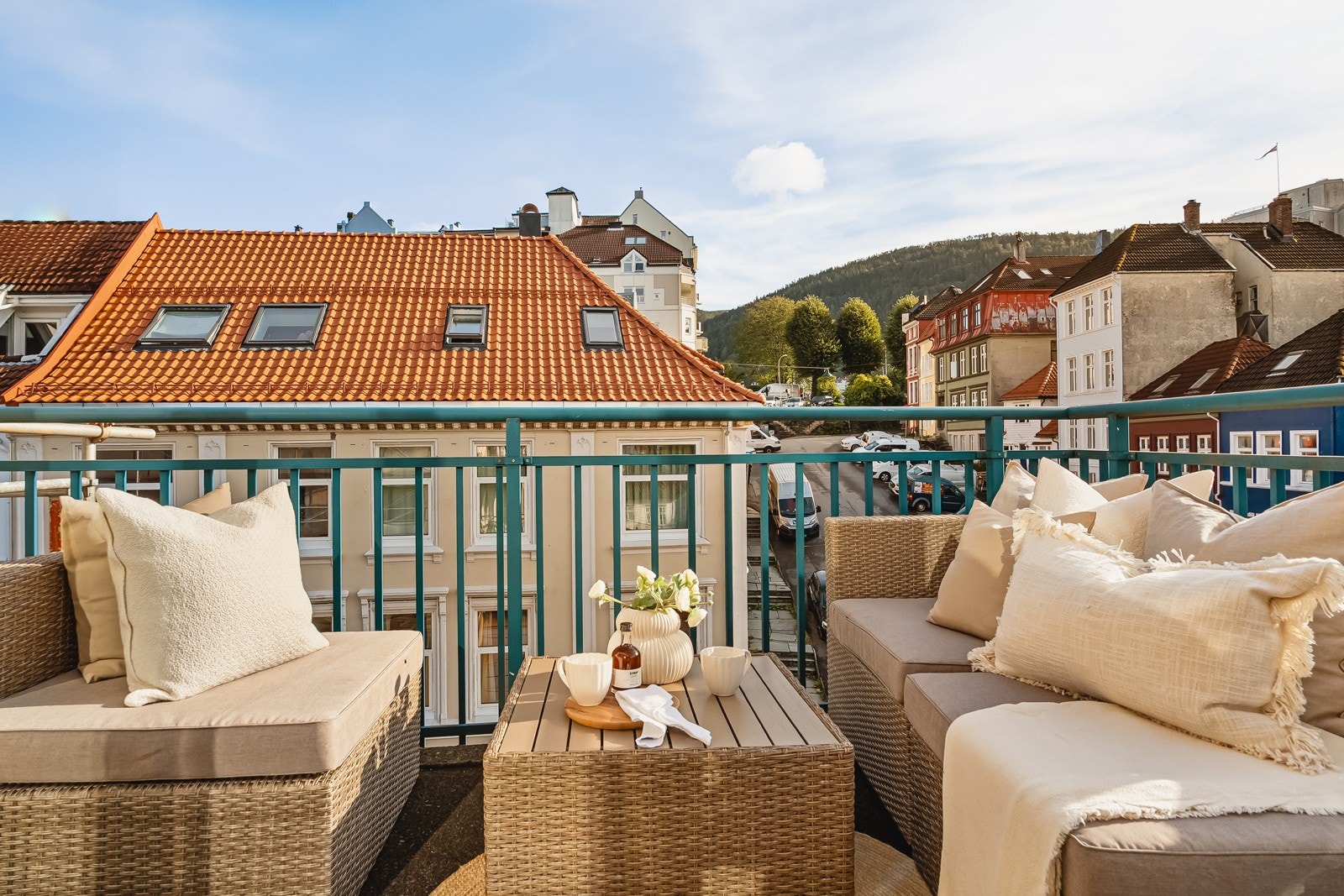 Altanen har sol fra tidlig morgen til ca. 15:00 midtsommers. Galleribilde