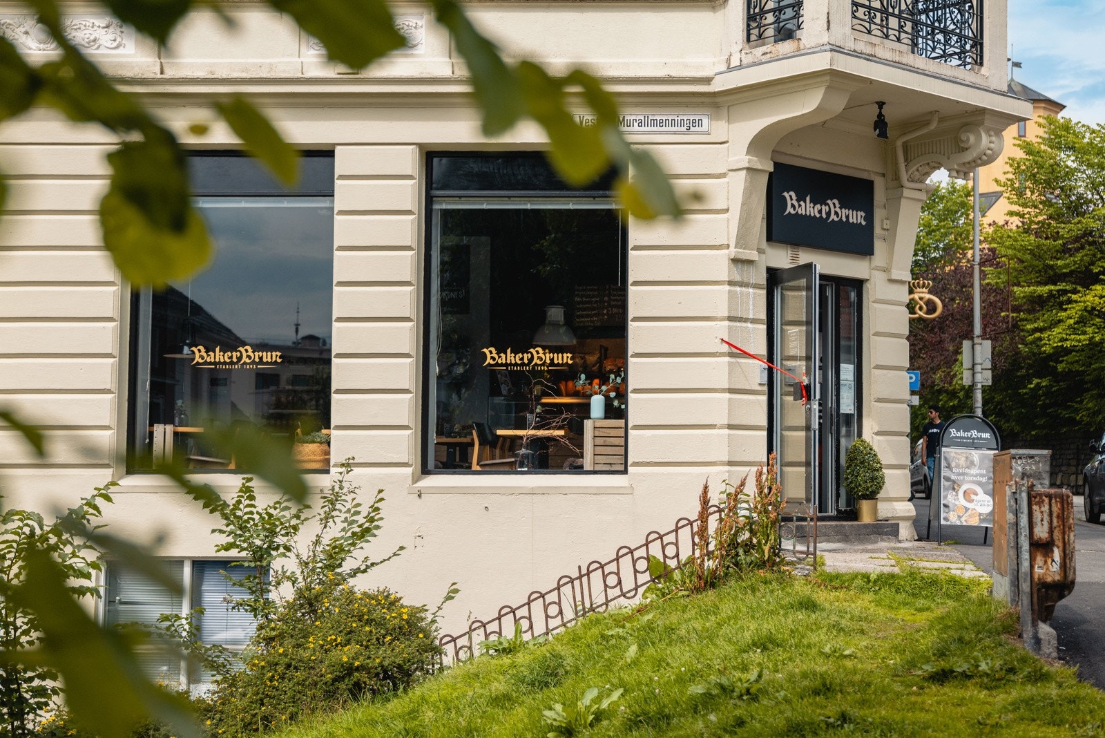 Bakerbrun ligger like ved, øverst på Vestre Murallmenningen, perfekt får å hente rykende ferskt brød til helgefrokosten. Galleribilde