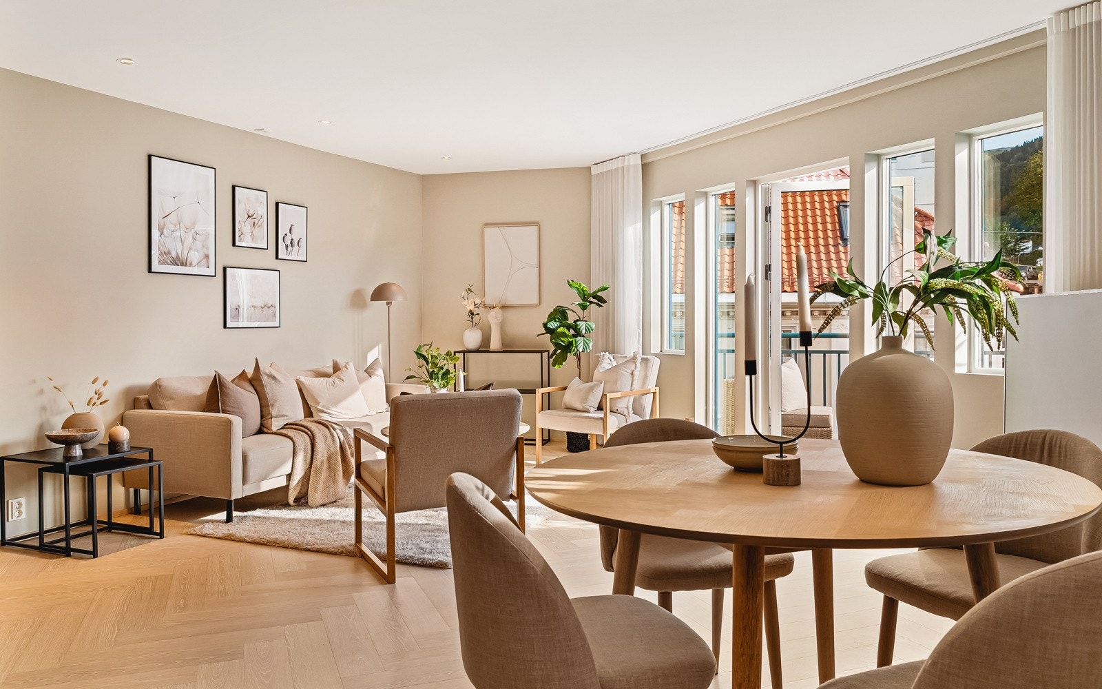 Legg merke til at det er spottbelysning i taket i leiligheten. Galleribilde