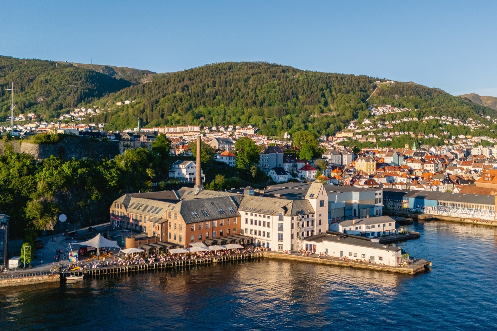 Verftet ligger ikke mange minuttene unna, her er det uteservering på sommeren og innendørskonserter året rundt. Galleribilde