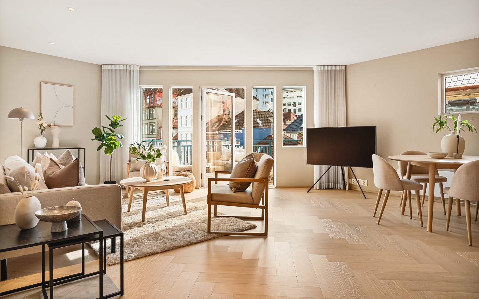 Leiligheten har en lys og svært innbydende stue med flott utsikt. Galleribilde