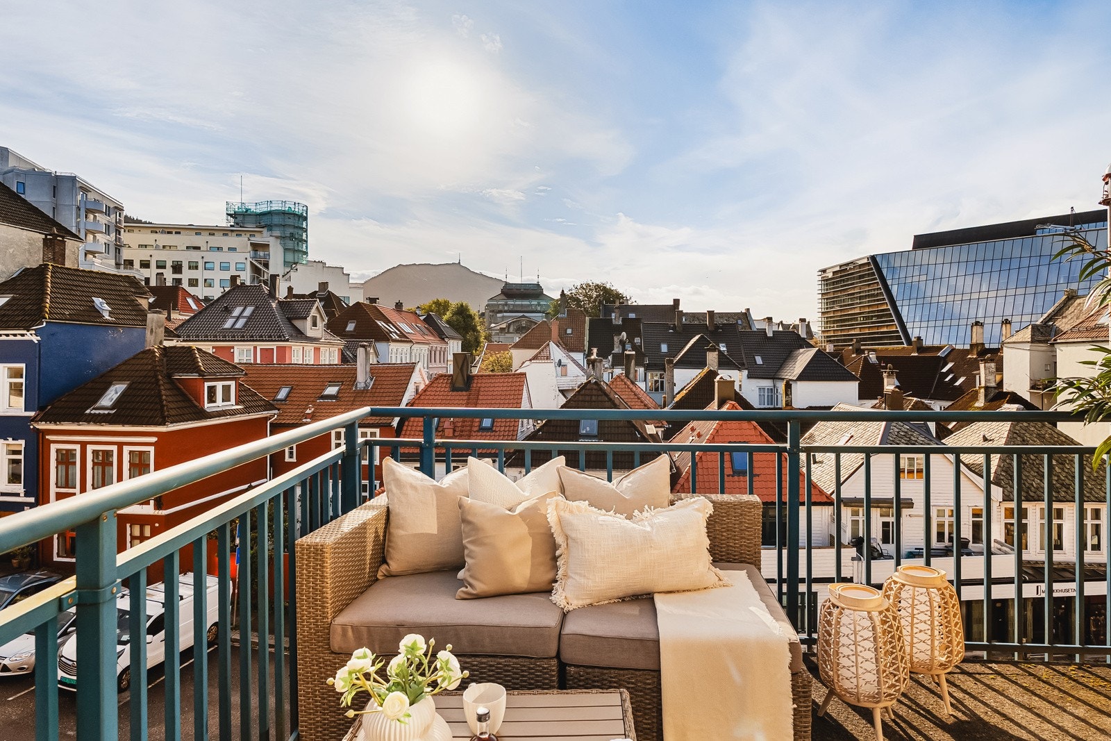 Fra stuen og altanen har man herlig utsikt mot byfjellene og over den nærliggende bebyggelsen. Galleribilde