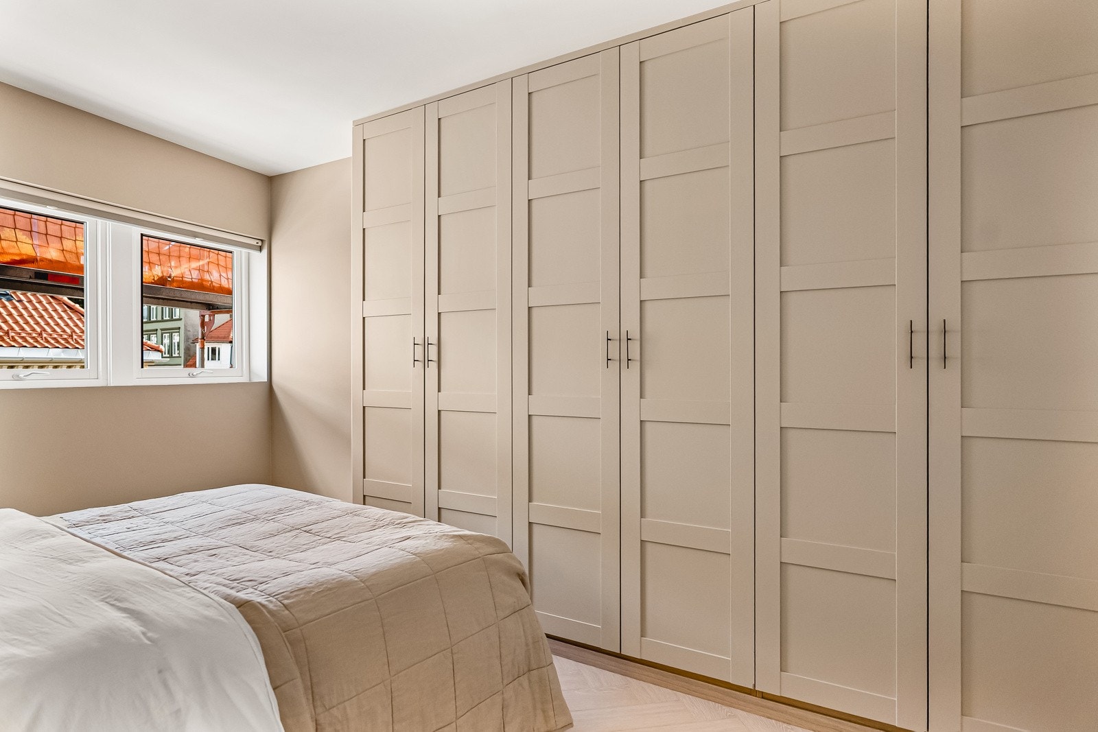 Meget god oppbevaringsplass i garderobeskap med lekre fronter. Galleribilde