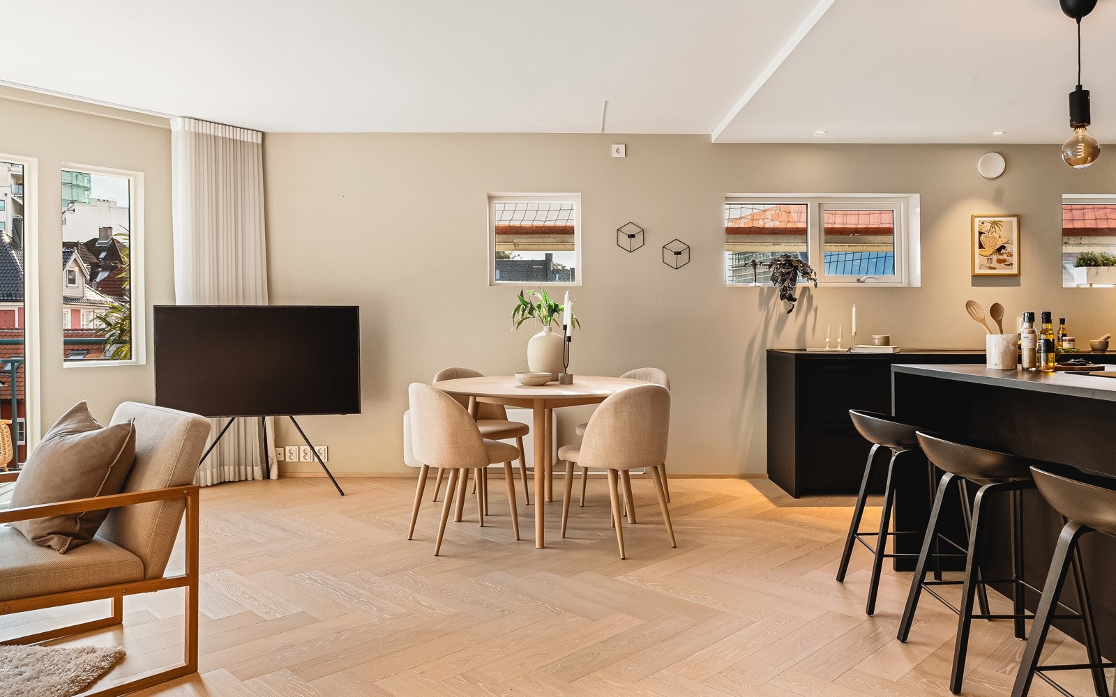 Sameiet holder per tid å pusse opp fasaden og å skifte tak på bygget, arbeidet er forventet ferdigstilt i oktober/november. Galleribilde