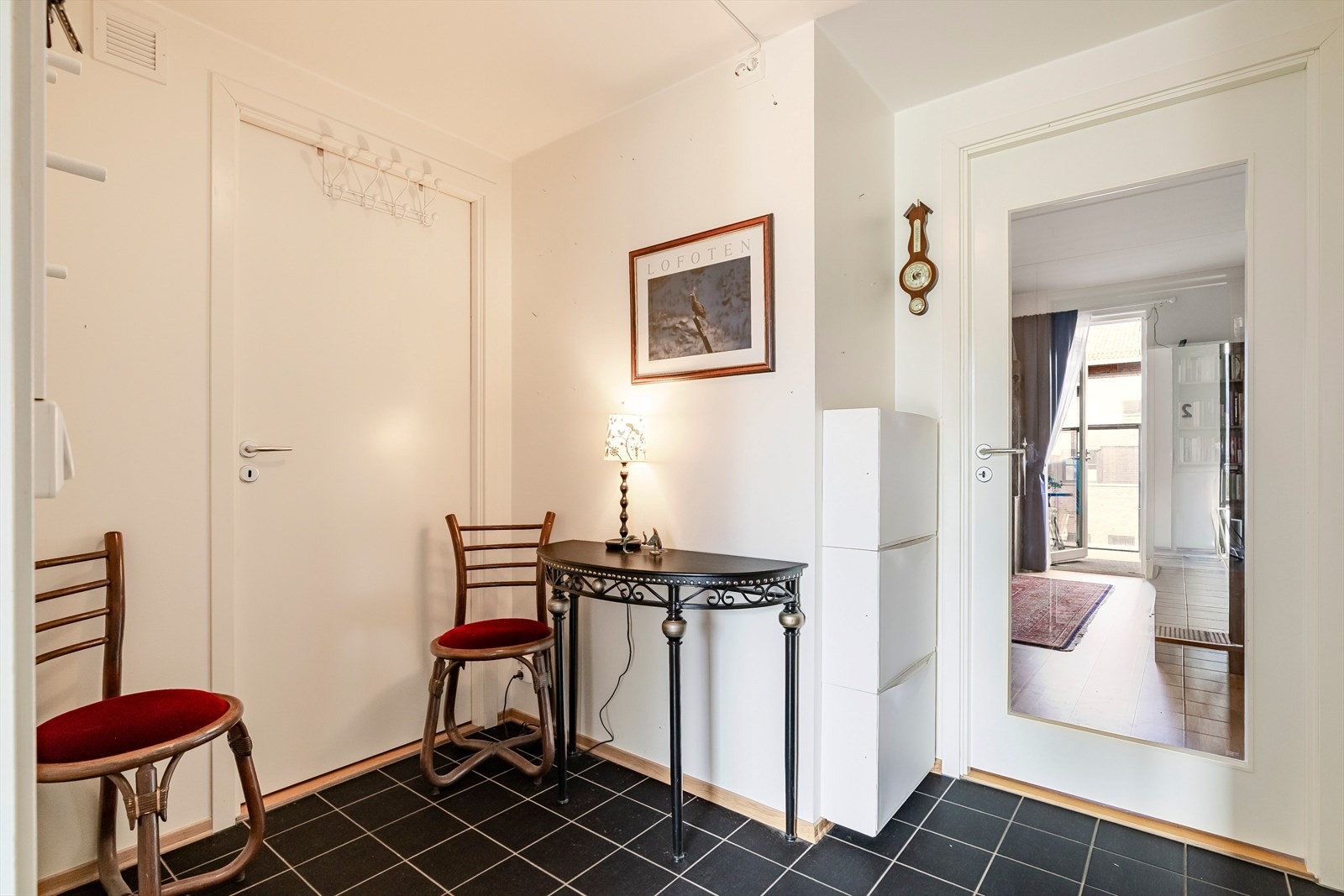 Innenfor døren møtes man av en lys og romslig entré på ca. 4,5 kvm, med flislagt gulv og lyse vegger. Rommet gir en behagelig velkomst og fører deg videre inn i boligens oppholdsrom. I entrén så finner man en praktisk innvendig bod på 3 kvm. Galleribilde