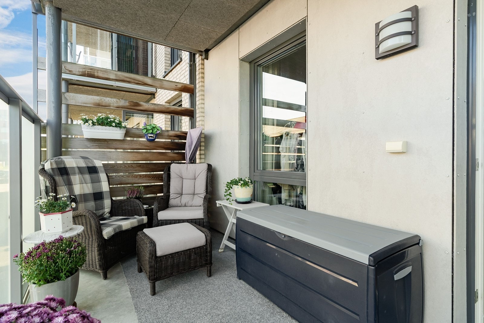 Balkongen er romslig og er overbygd, den er på ca. 10 kvm. Galleribilde