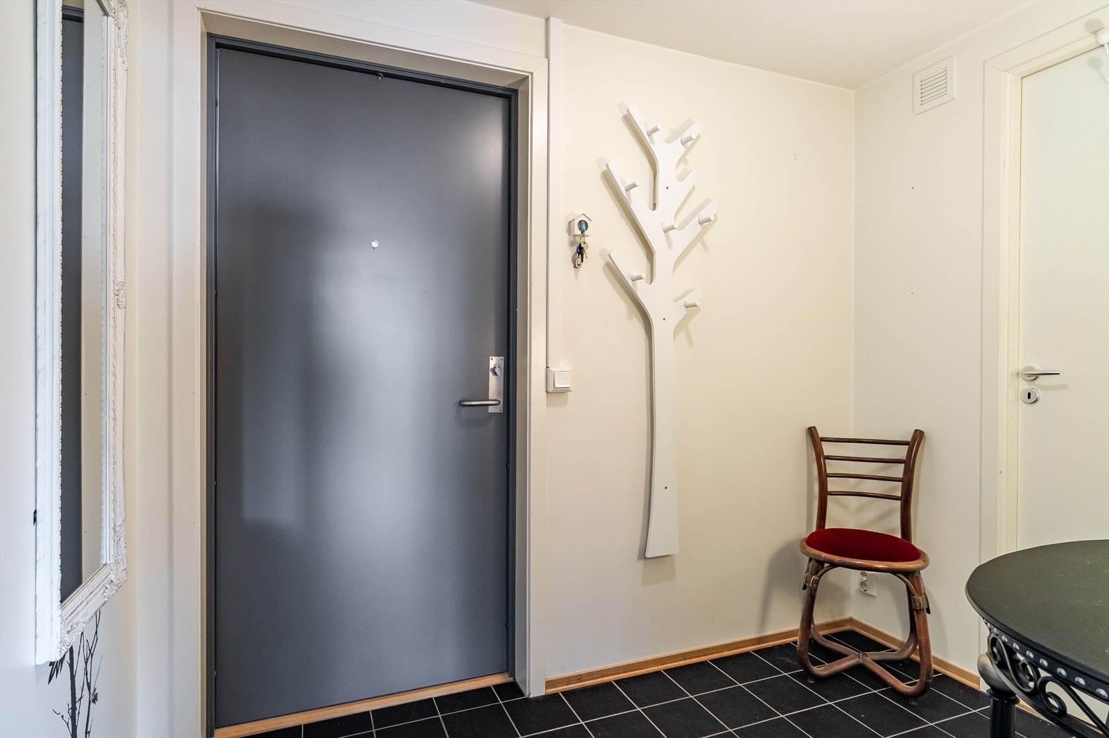 Romslig og praktisk entré. Galleribilde