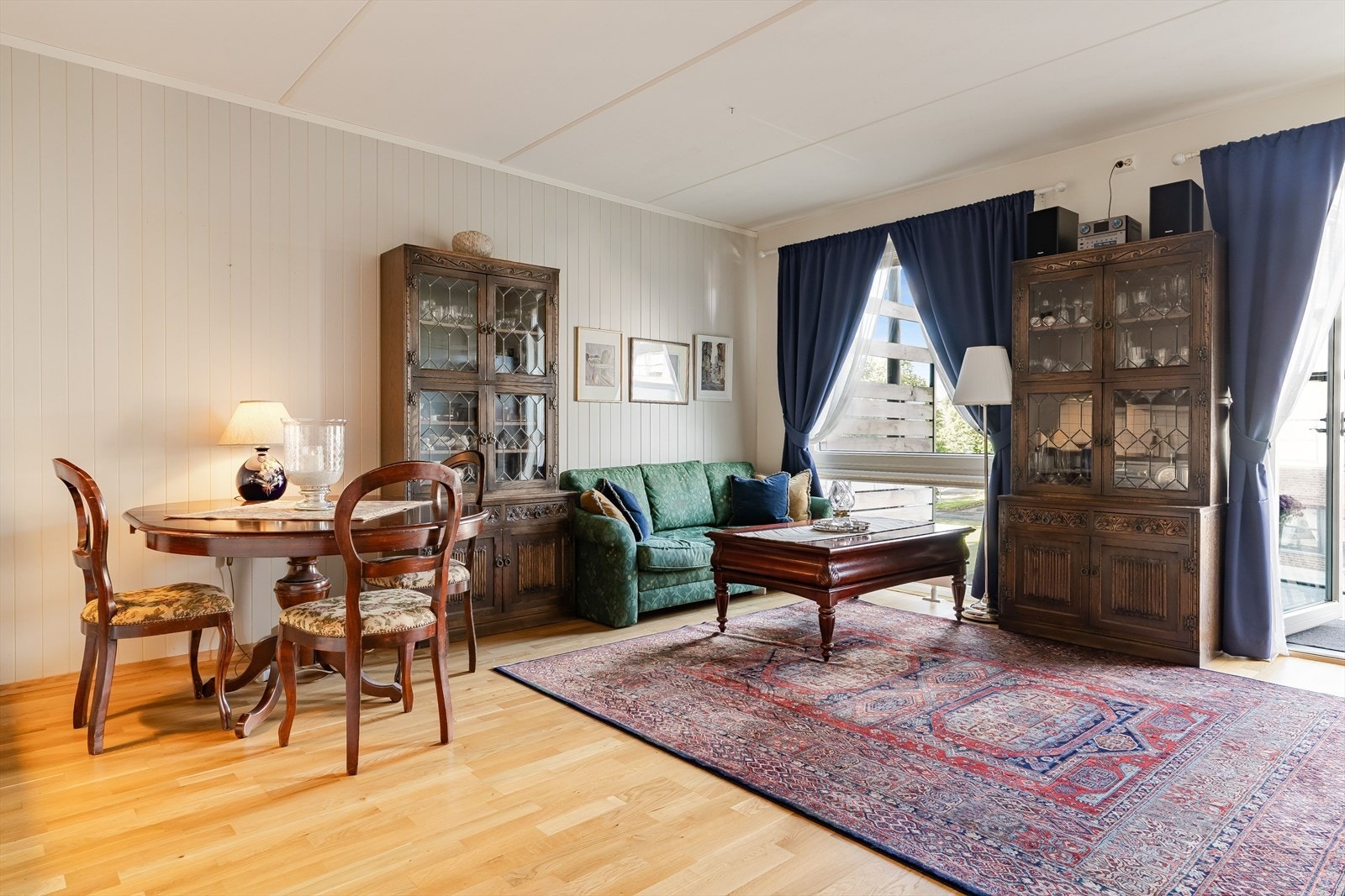 Stue og kjøkken utgjør et luftig og gjennomført allrom på ca. 24 kvm. Galleribilde