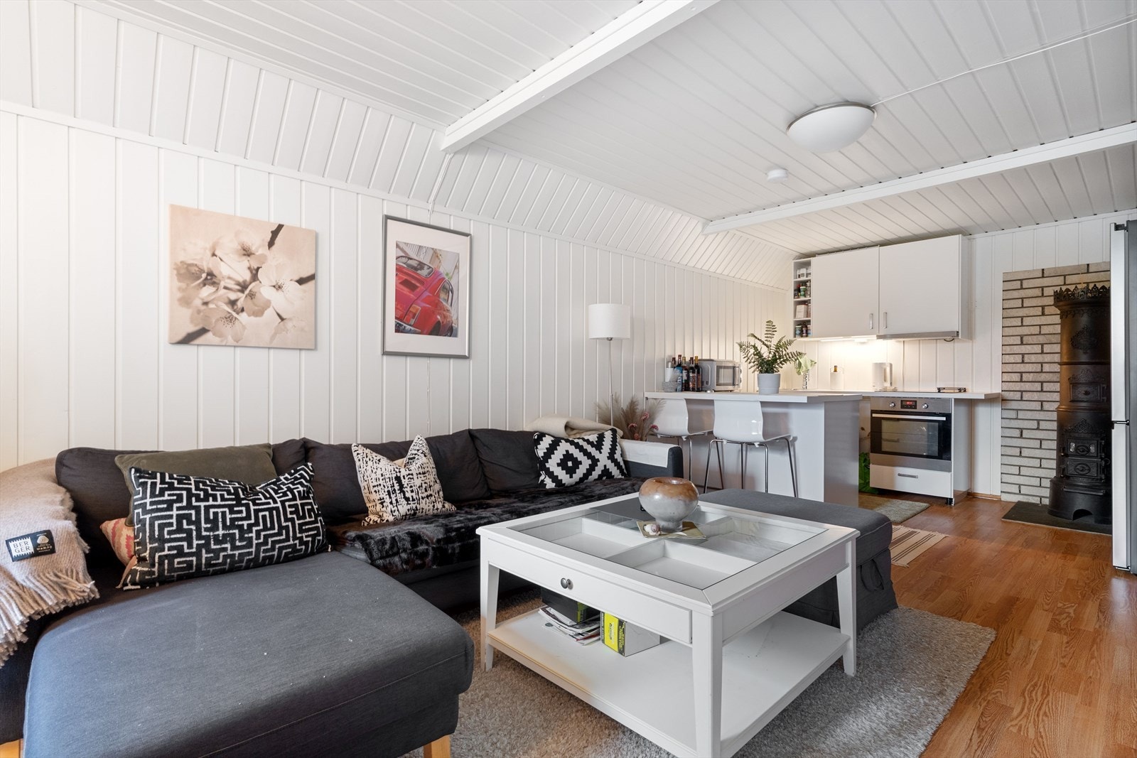 Stuen og kjøkkenet ligger i en praktisk, åpen løsning. Galleribilde