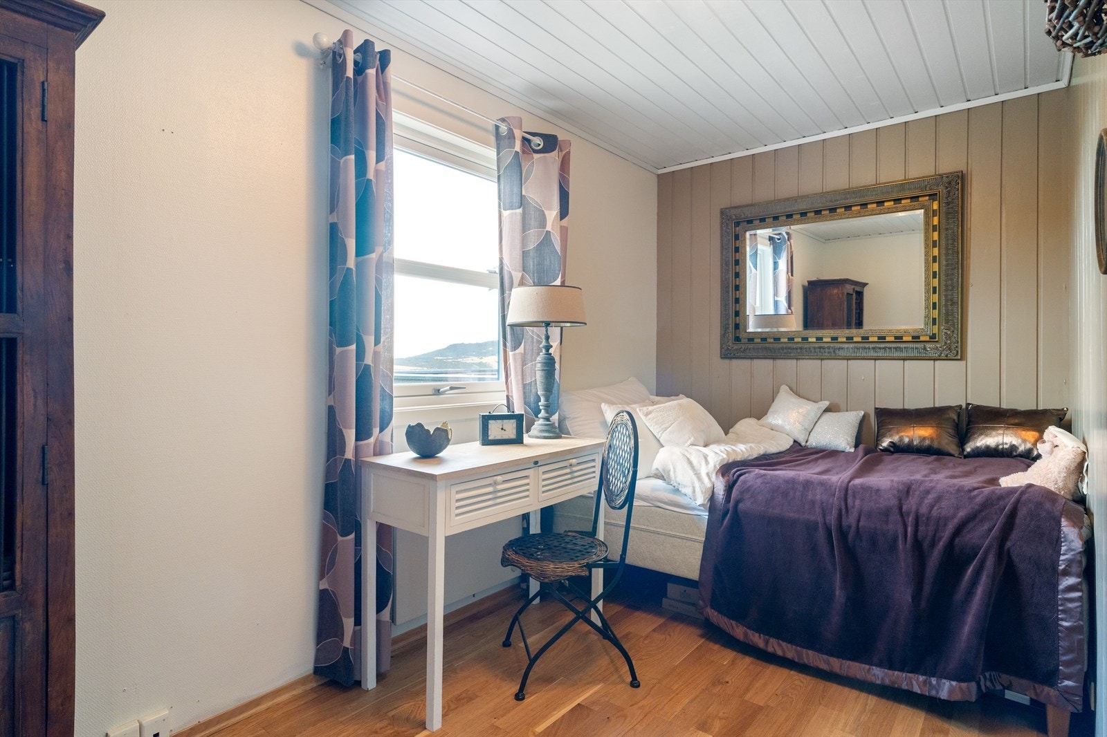Det er tre soverom i hovedetasjen, der alle er romslige med god plass til garderobe og seng. Galleribilde