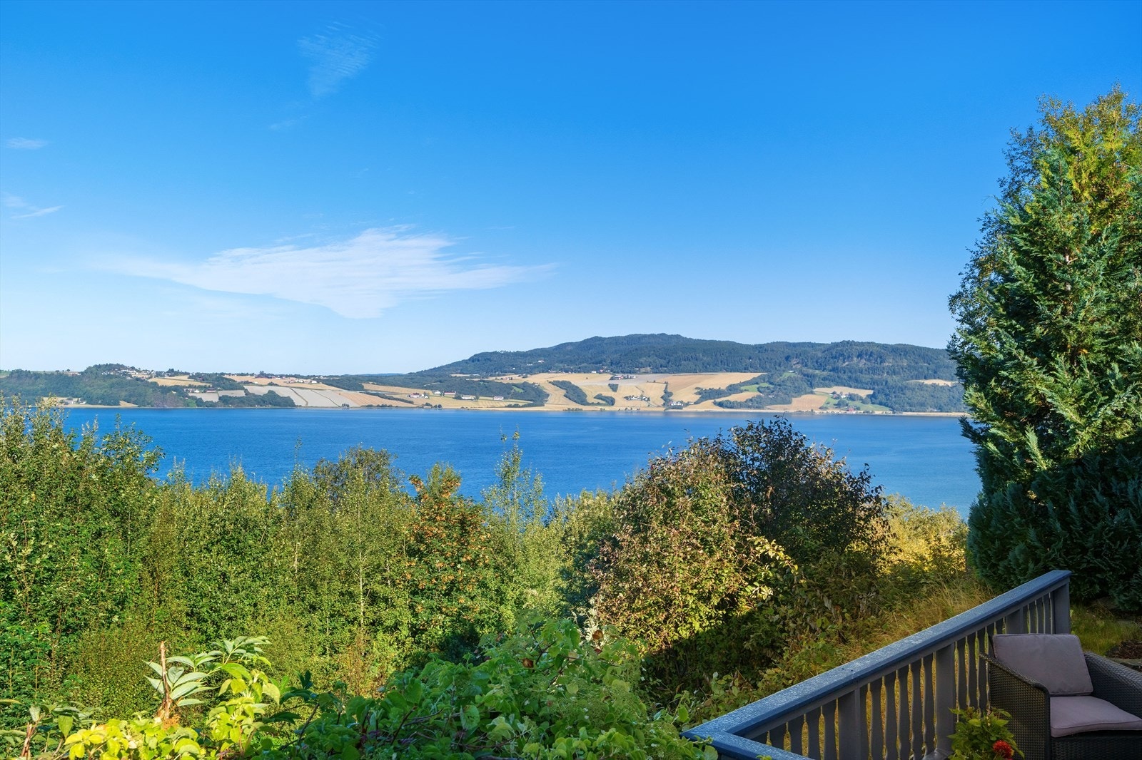 Boligen ligger høyt i terrenget med fantastisk utsikt over fjorden, Gaulosen og Byneset. Galleribilde