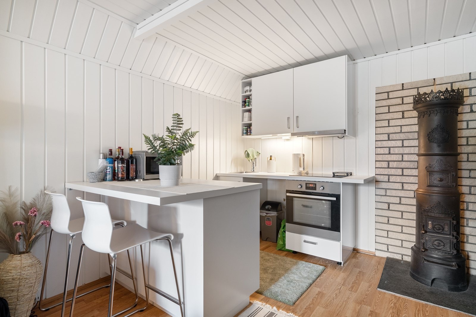 Kjøkken fra 2015 også i sokkelleiligheten - et godt tilrettelagt rom for matlaging. Galleribilde