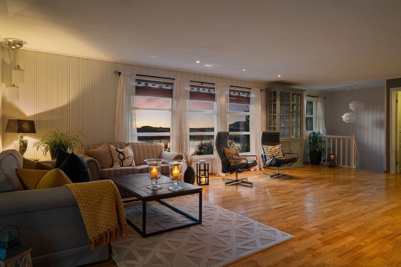 Den store stuen er husets hjerte, med store vinduer som slipper solen inn og gir et herlig lys gjennom dagen. Galleribilde