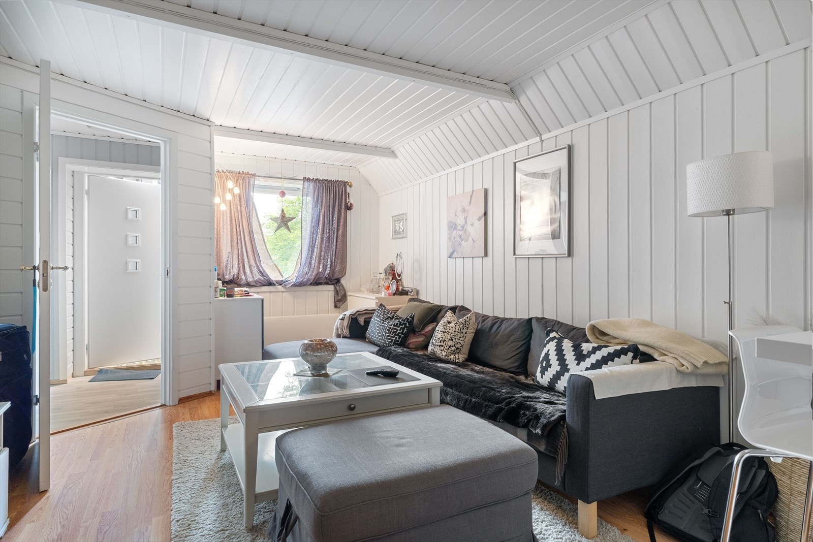 I sokkelen finner du en egen stue som gir ekstra plass til ungdommen eller gjester. Galleribilde