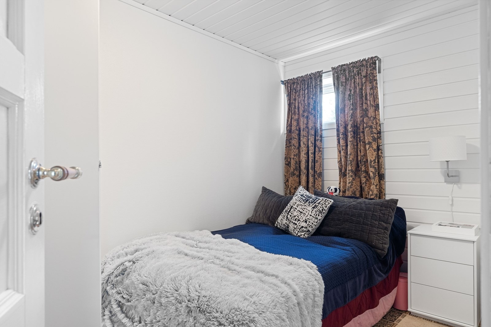 Et innredet soverom med plass til seng og garderobe. Galleribilde