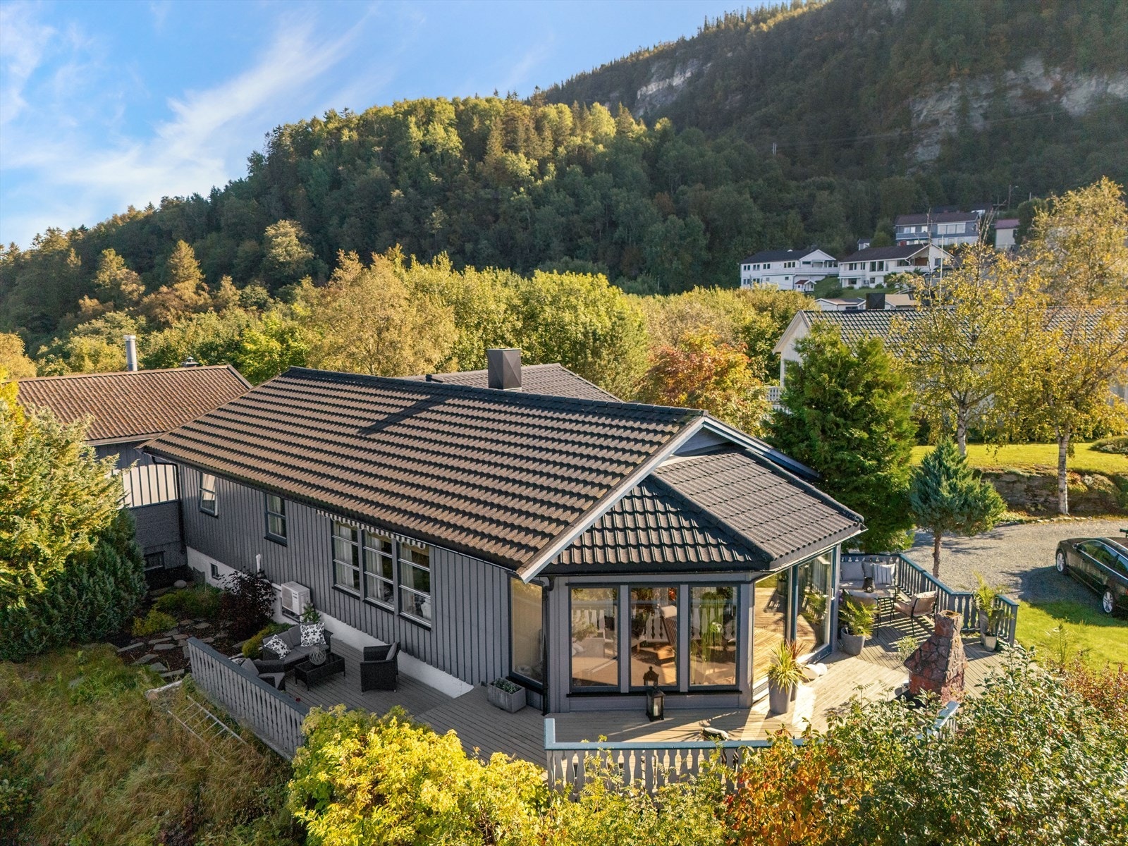 Terrassen gir huset et ekstra løft både funksjonelt og estetisk. Her sitte du skjermet og uten noe form for innsyn. Galleribilde