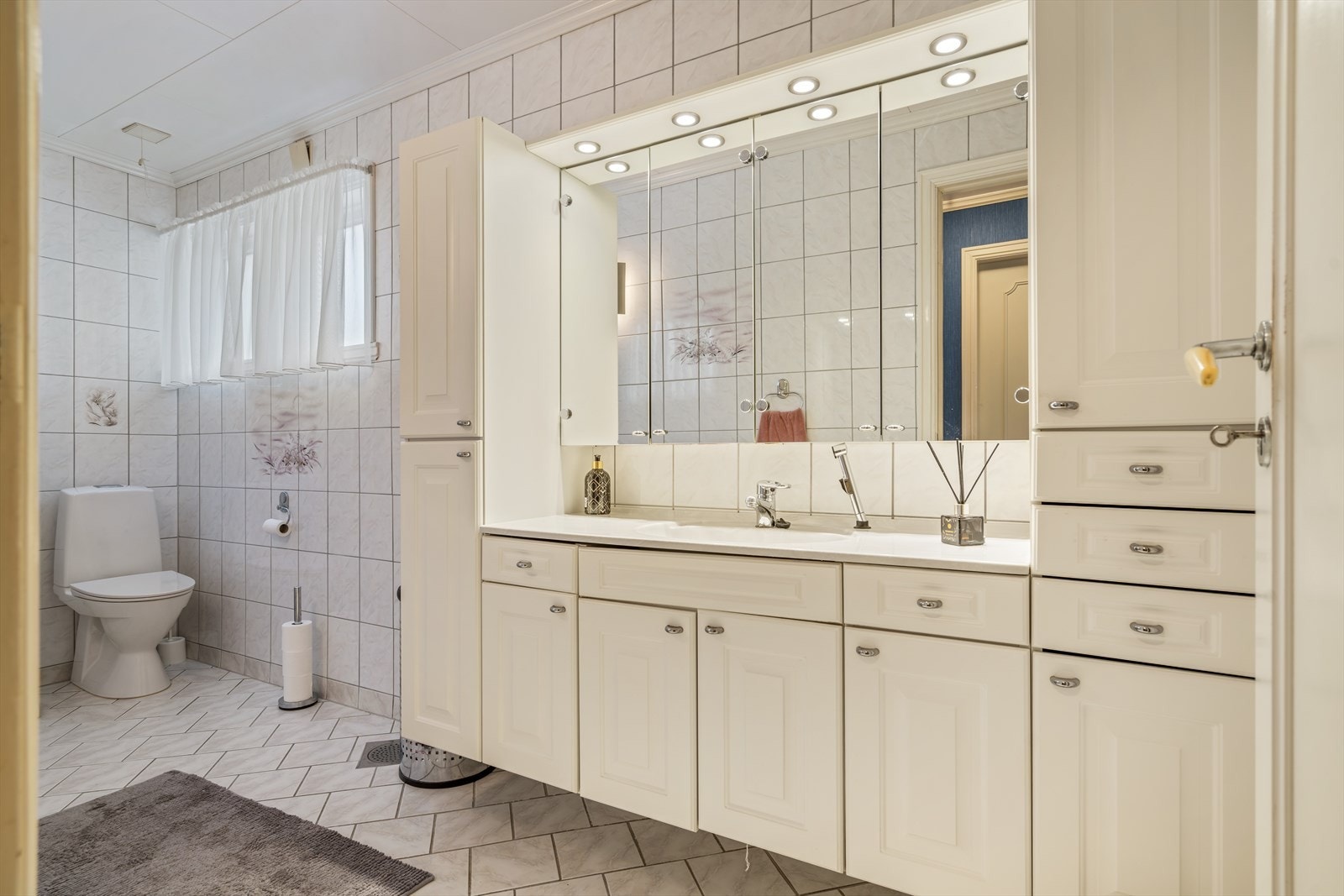 Bad har fliser på gulv, fliser på vegger. Wc, servant, dusjhjørne, varme i gulv. Galleribilde