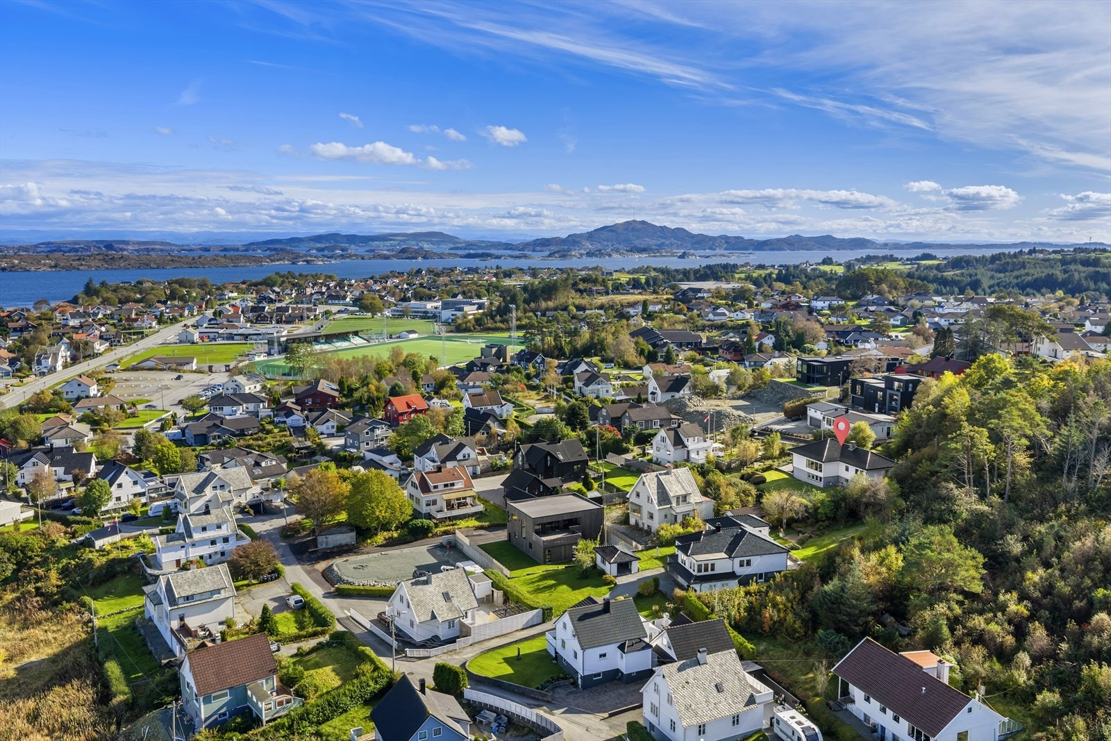 Eiendommen ligger høyt i terrenget, med flott utsikt østover mot byen og Karmsundet. Grenser mot friareal i vest. Galleribilde